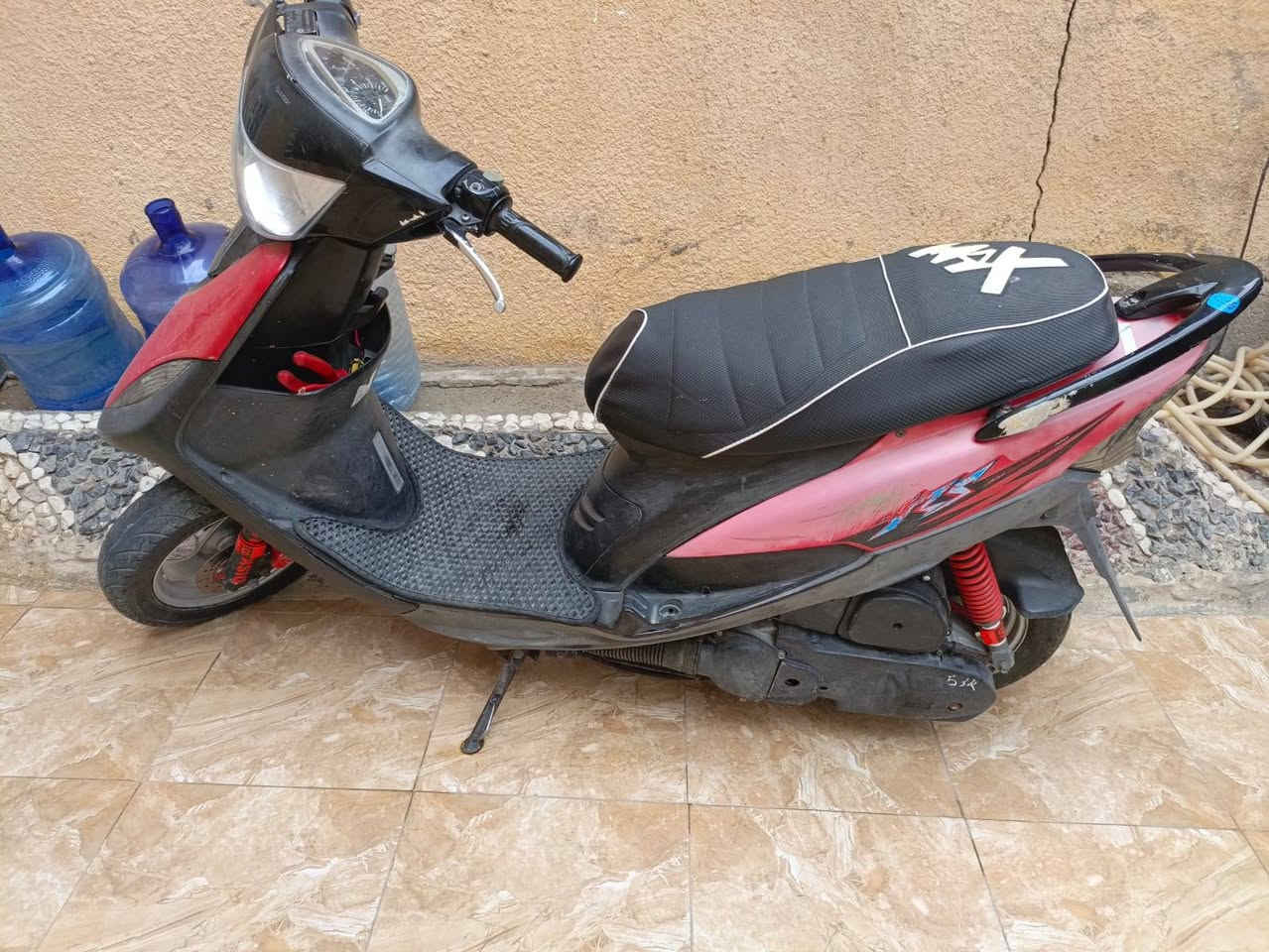 سلام عليكم دراجه ماكس للبيع دراجه نضيفه محرك ما مفتوح السعر 800 الف وبيه مجال قليل المكان كربلاء القادسيه للإستفسار ***********
