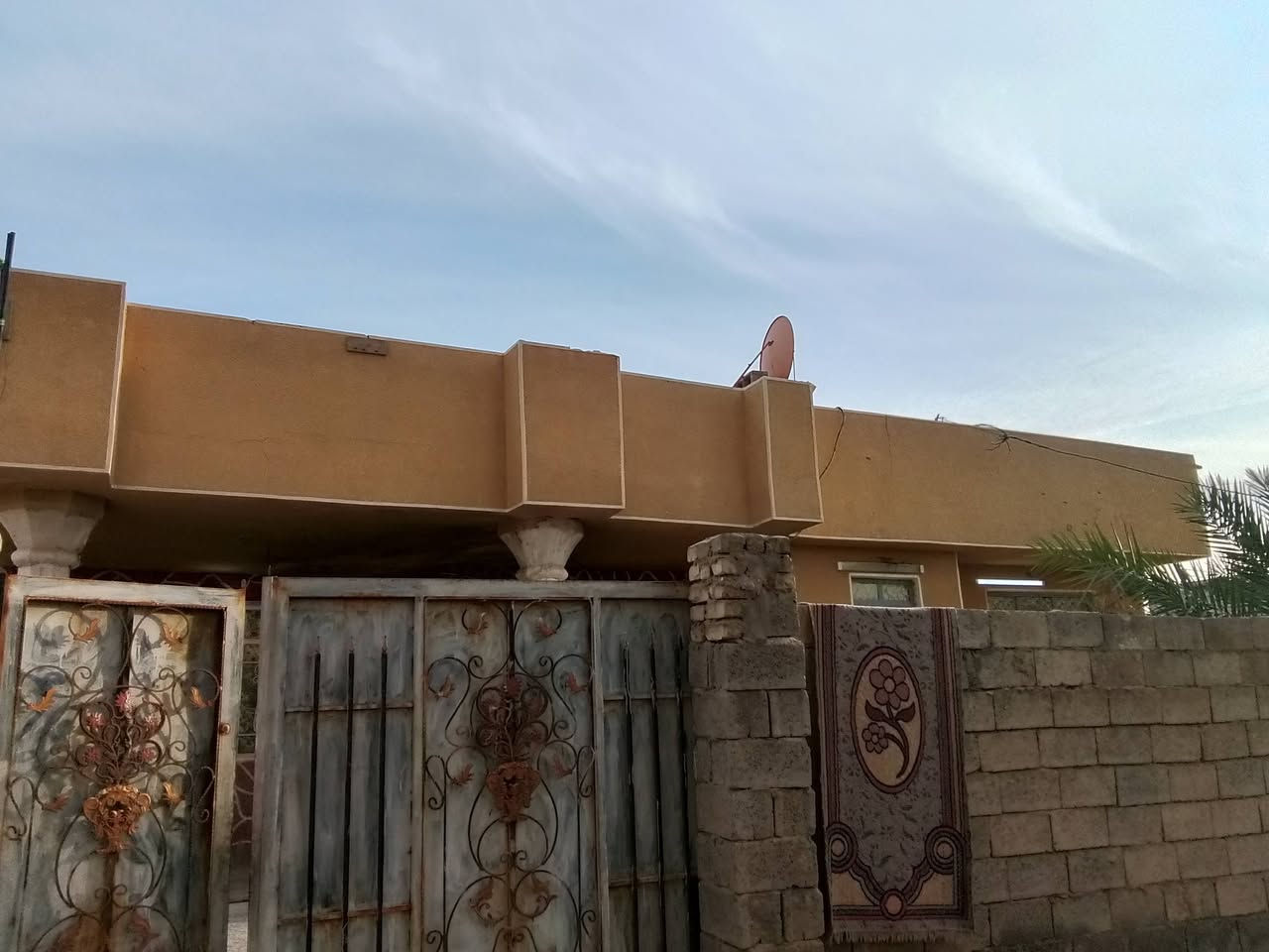 السلام عليكم بيت للبيع مساحه 300 متر استقبال كلدور هول صاله غرفتين نوم مطبخ صحيات داخليه وخارجيه قريب الشارع الخدمي العريفيه خلف قصابه المصطفى ***********
