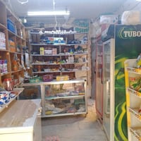 محل للبيع • رفوف خشب وحديد • ثلاجات ومجمدة