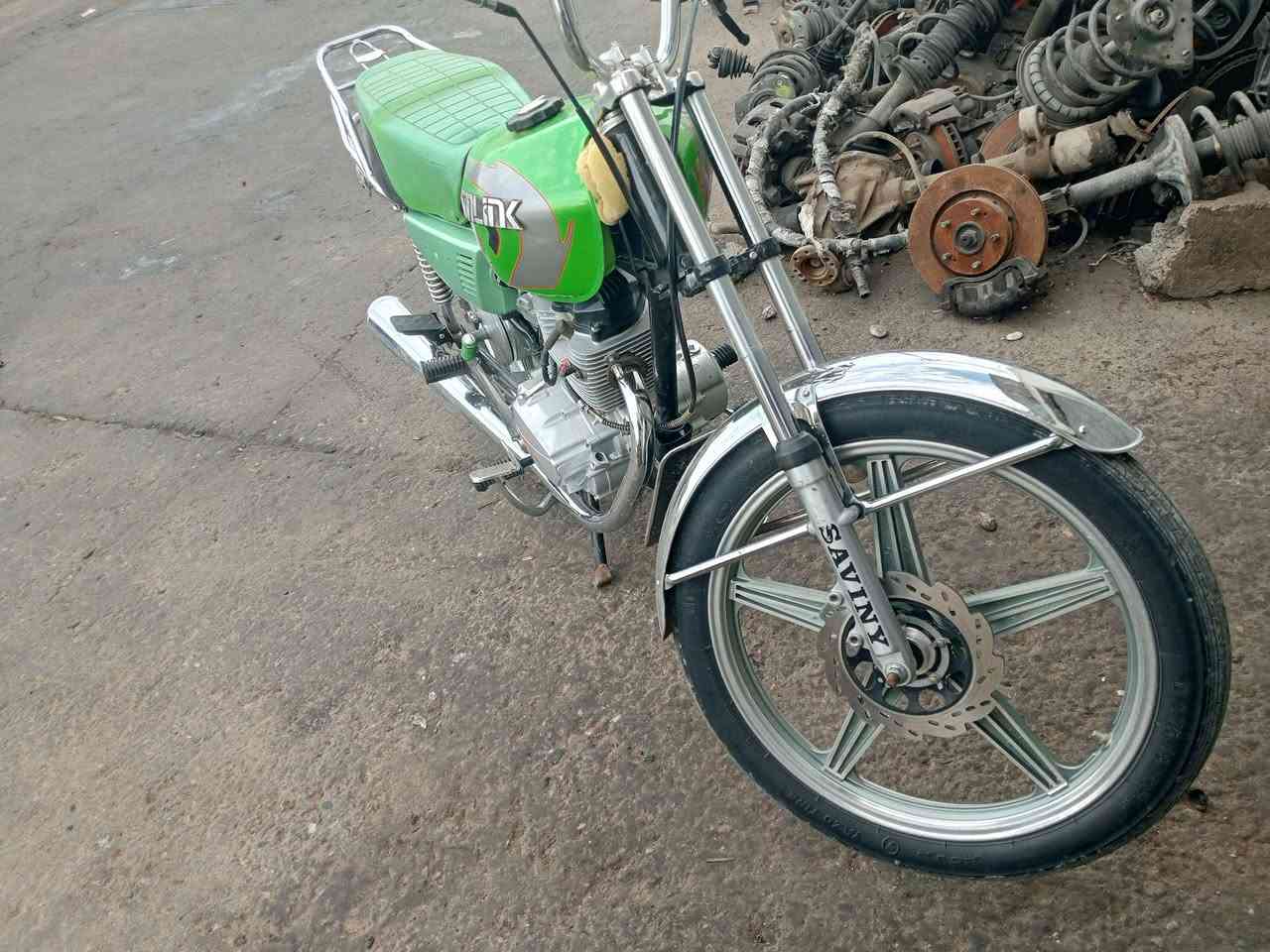 سلام عليكم اخوان عندي هاي الدراجه سافين موديل 2019 مكينه 2019 مكينه محسن خمسه كير دراجة مال جناي والله العظيم خير من الله خاص مفتوح هاذا رقمي *********** الصور كدامك اذا مراوس هم يرهم مكينه ما مفتوحه ع الشركه السعر 450
