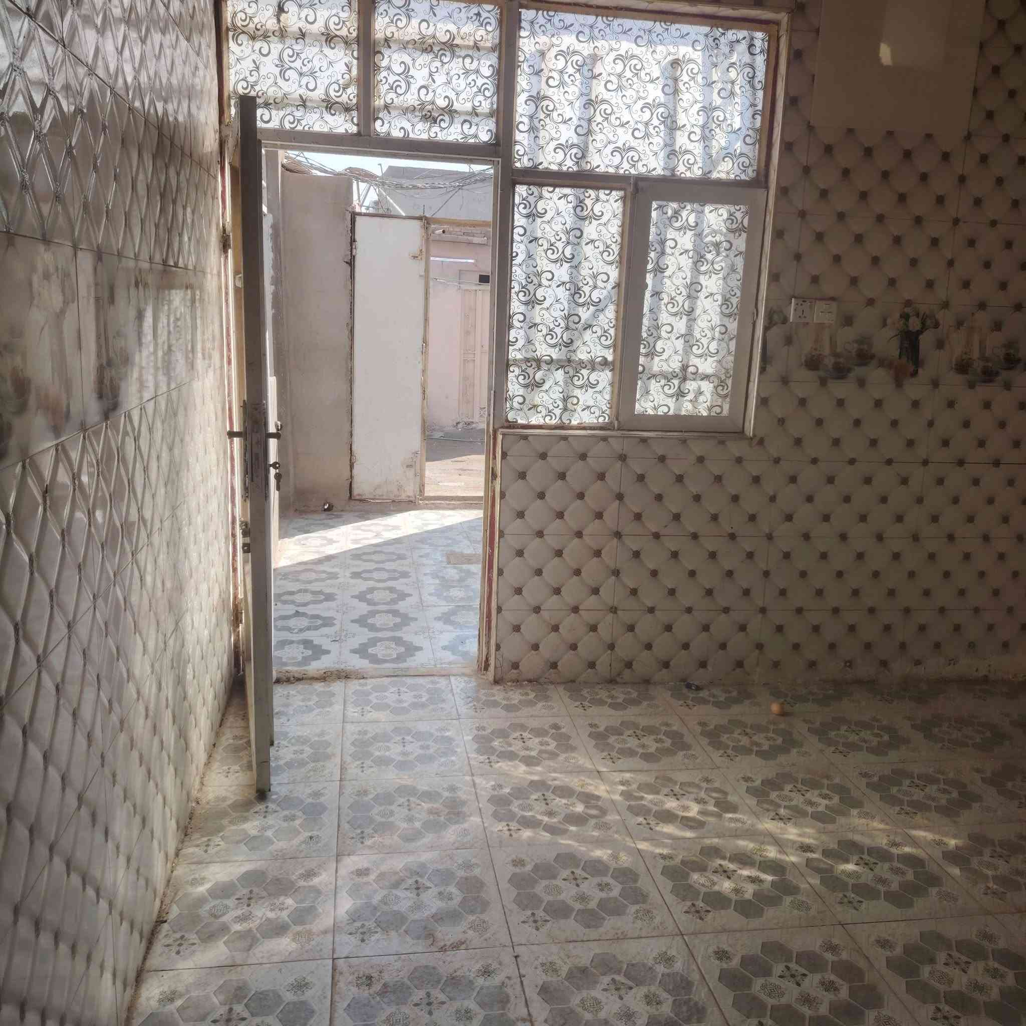 سلام عليكم بيت 120 متر ايجار غرفتين وصاله ومطبخ وستقبال وصحيات جوه وبره البيت حلو مرتب سراميك جديد شارع اسواق فدك حي صدر الثالث   مكتب الصدرين  ***********
