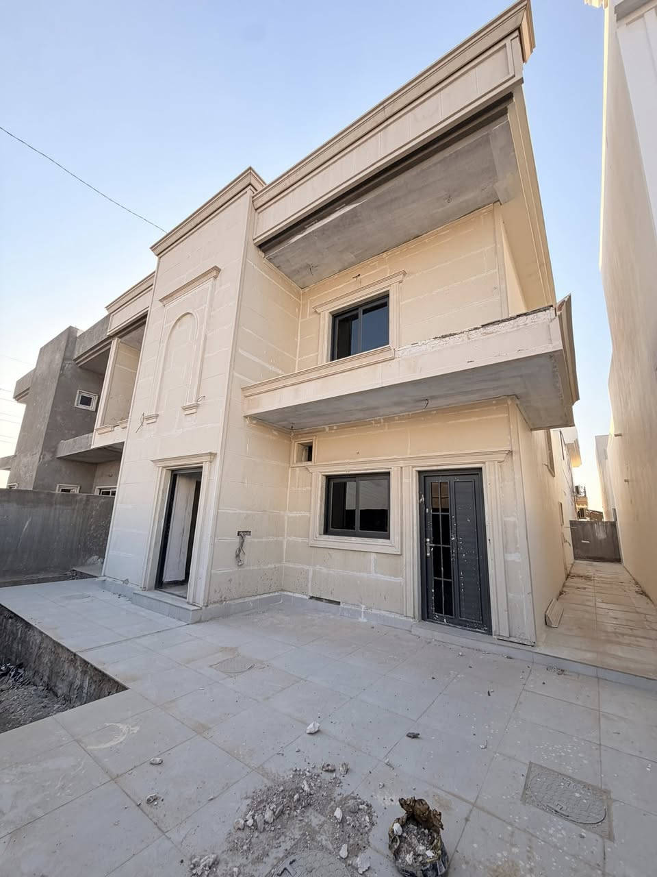 السلام عليكم 
دار للبيع في مجمع الناصر السكني
الدار جاهز للسكن باقي فقط تقفيلات 
اقساط من شركة حصرا 
من صاحب الدار حصراً

مساحة الدار 200 متر. 
10*20
مكون الدار من 
4 غرف نوم 
صالة+ استقبال 
مطبخ 
كراج+ حديقة 
مقدمه 65 + الشهر 750 الف ققط 
دار مغلف فلين + اشتايكر + سيراميك 
للاستفسار اكثر مراجعة مكتب عقارات و مقاولات السردام او الاتصال 
***********
***********
