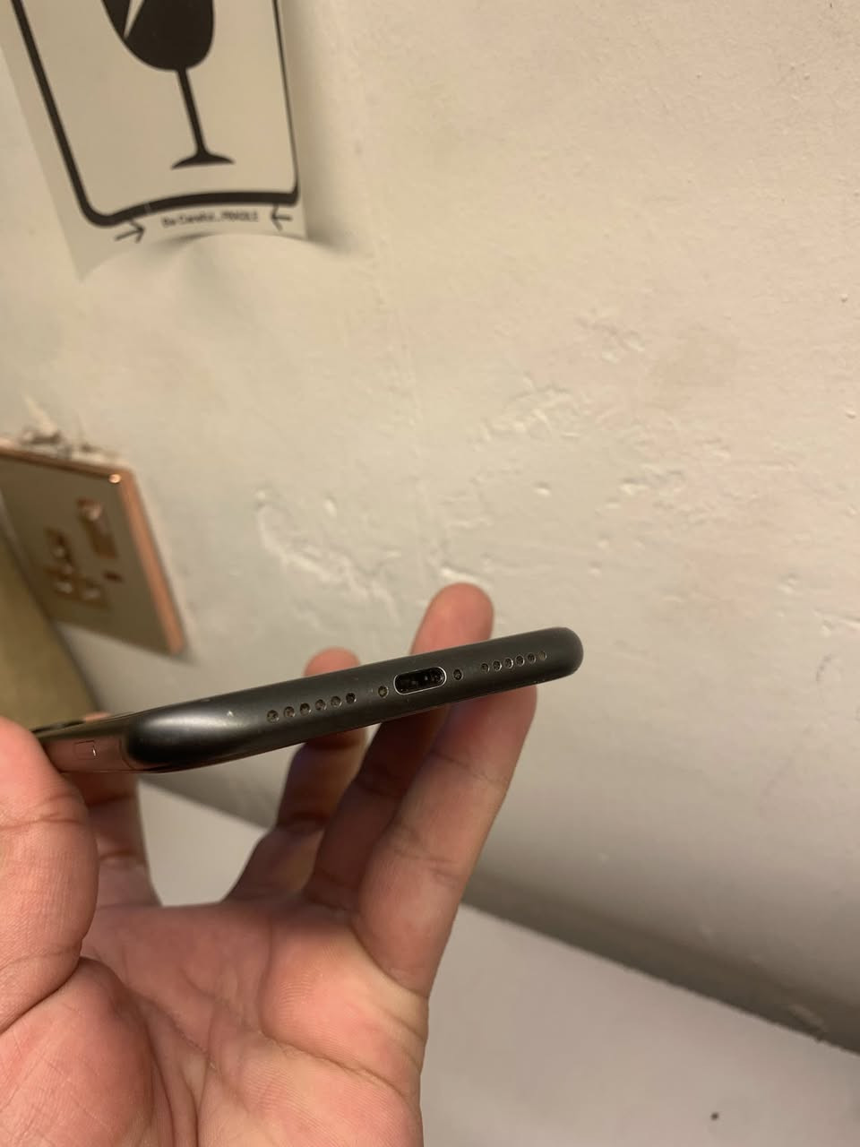 آيفون 11 عادي __ 64 كيكه كل شي بلادي جهاز مامفتوح فيس ايدي شغل  كل شي شغل شرط سعره 250 مكاني كركوك روناكي***********
