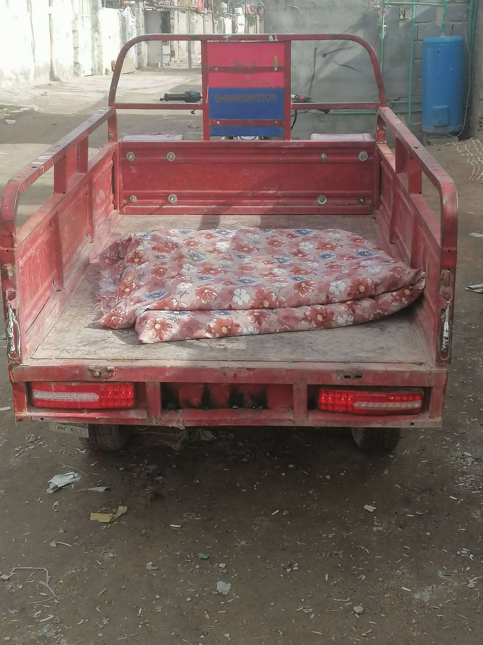 سلام عليكم شباب
ستوته: موديل2013 ستوتة نضيفة
اوراق اصولية بسمي شغالة سلف هندر
كهربائيات كلهه شغالة مكفوله من الخياس او الحيم
تخم تاير جديد لوكير.  كاردن كلجات كله جديد السعر:1300 مليون وتلثميه او بيهه مجال موجود خاص او اتصال:*********** مكاني كربلاء حي العسكري
