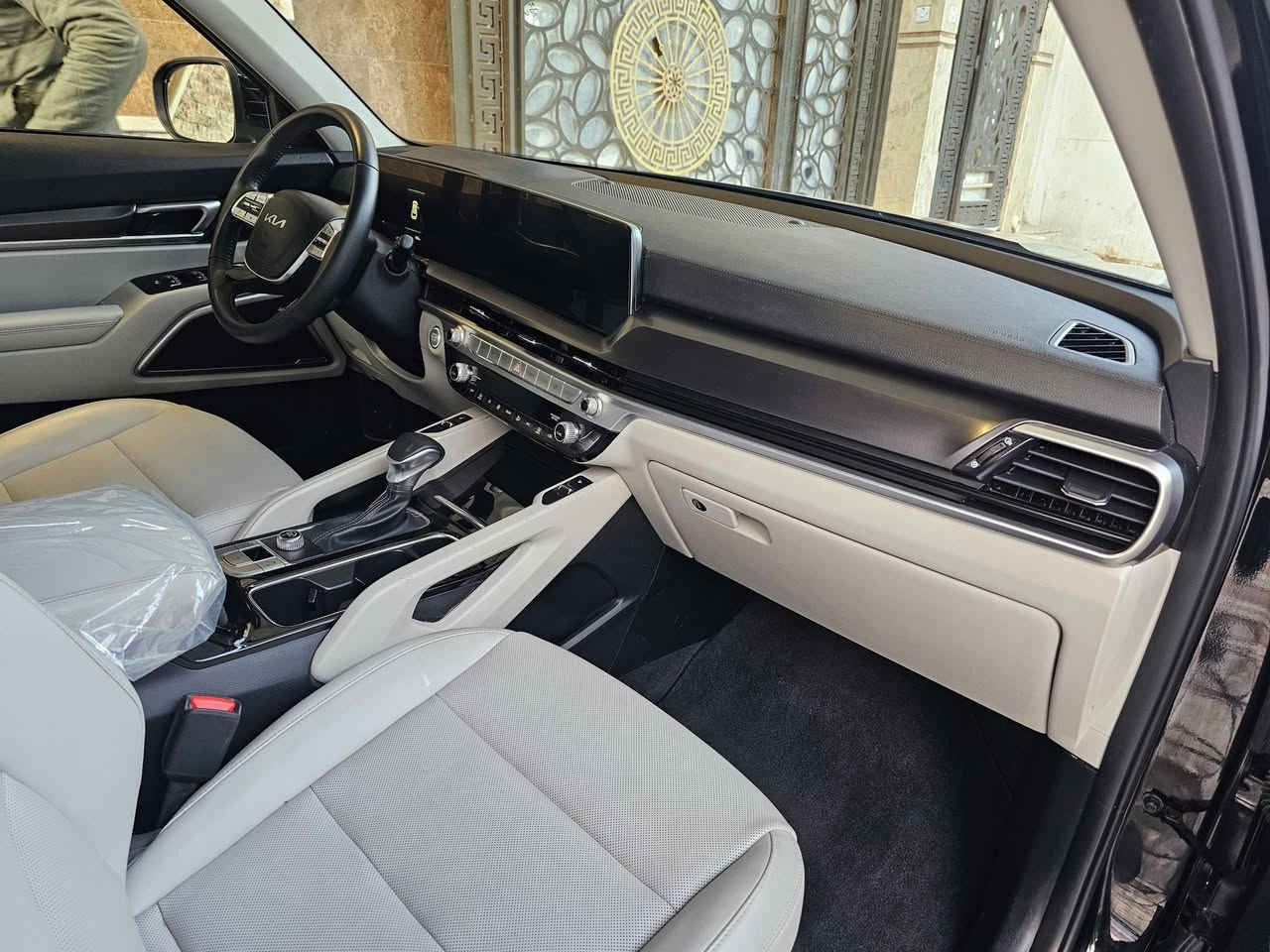 السلام عليكم للبيع كيا تلرايد موديل 2025 S كامل مواصفات داخل ابيض زيرو  ماشيه 500 ميل فقط دخول جديد بدون رقم حادث فقط باب جانبي السعر 285 للستفسار الاتصال ***********
