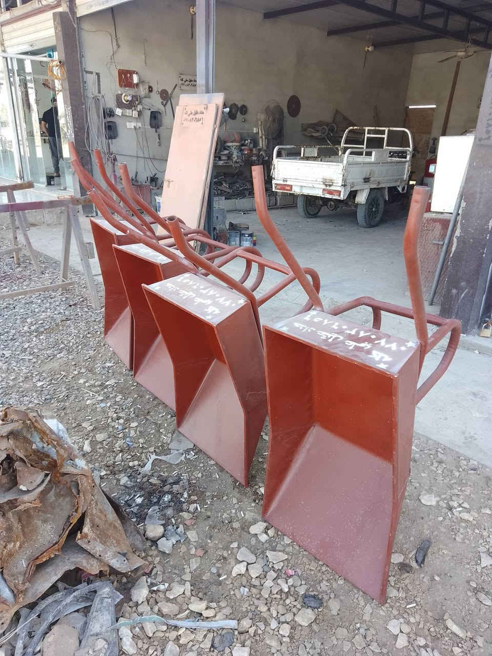 نشتغل جميع أنواع الشبابيك ابواب عرباين 
عنوان/ مفرق جولاق قرب محطة الشهداء 
رقم/***********
