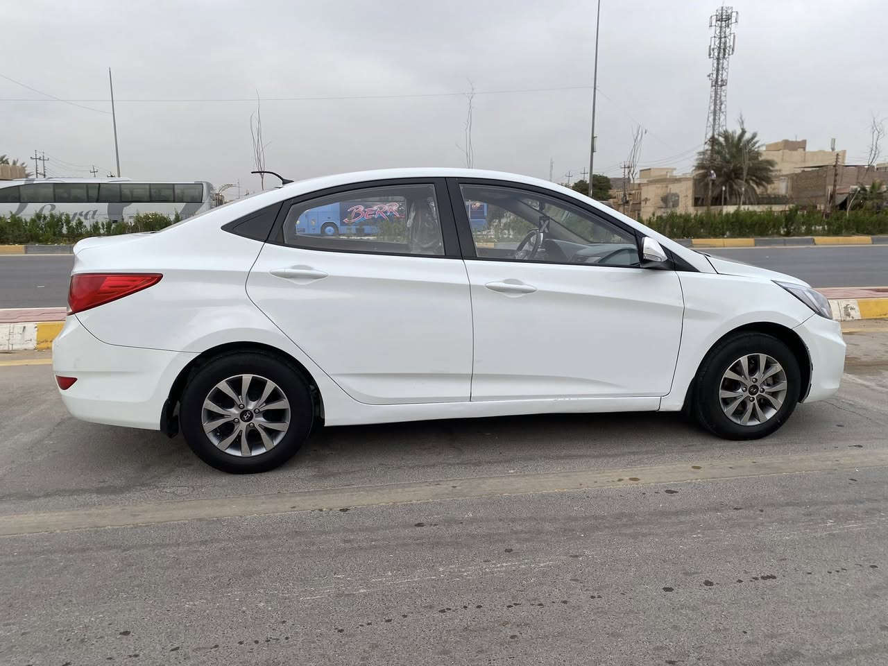 السلام عليكم اكسنت خليجي موديل 16سياره جديده معنه الكلمه حداديه جديده قطعتين فقط بدون دواخل والباقي كله كفاله گير ومكينه سياره ع وضع الشركه لاستفسار اكثر (***********)مكان السياره كربلاء السعر 90💲
