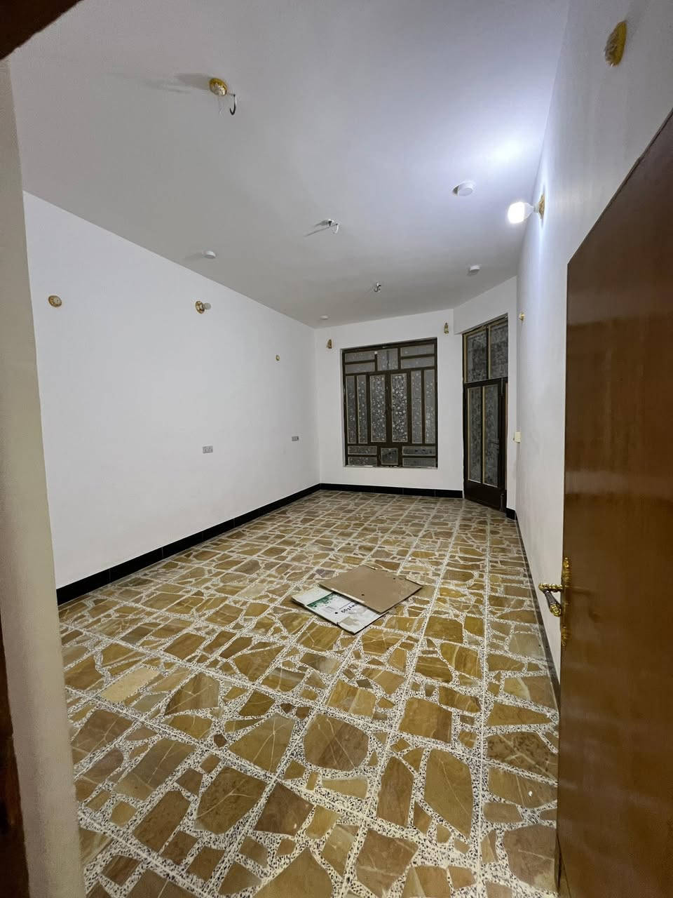 دار للبيع 

في الأنبار فلوجة منطقة الجغيفي الثاني قرب من جامع صفوى الرحمن 

دار مكون من طابقين 
مساحة 150 متر 7،5 ❌20
بناء طابوك من الدرجى الأولى 
بناء حديث 
شارع 10 متر تبليط
ارض بچر 
وصنف العقار طابو زراعي سند 25
يحتوي الطابق الأول علا غرفة نوم وصاله وستقبال ومطبخ ومنور وحمام وكراج سياره وصحيان
والطابق الثاني 2️⃣
مكون من ثلاث غرف نوم وصاله وحمام فقط 

السعر وباقي التفاصيل الأتصال علا الأرقام التالية
***********

***********
