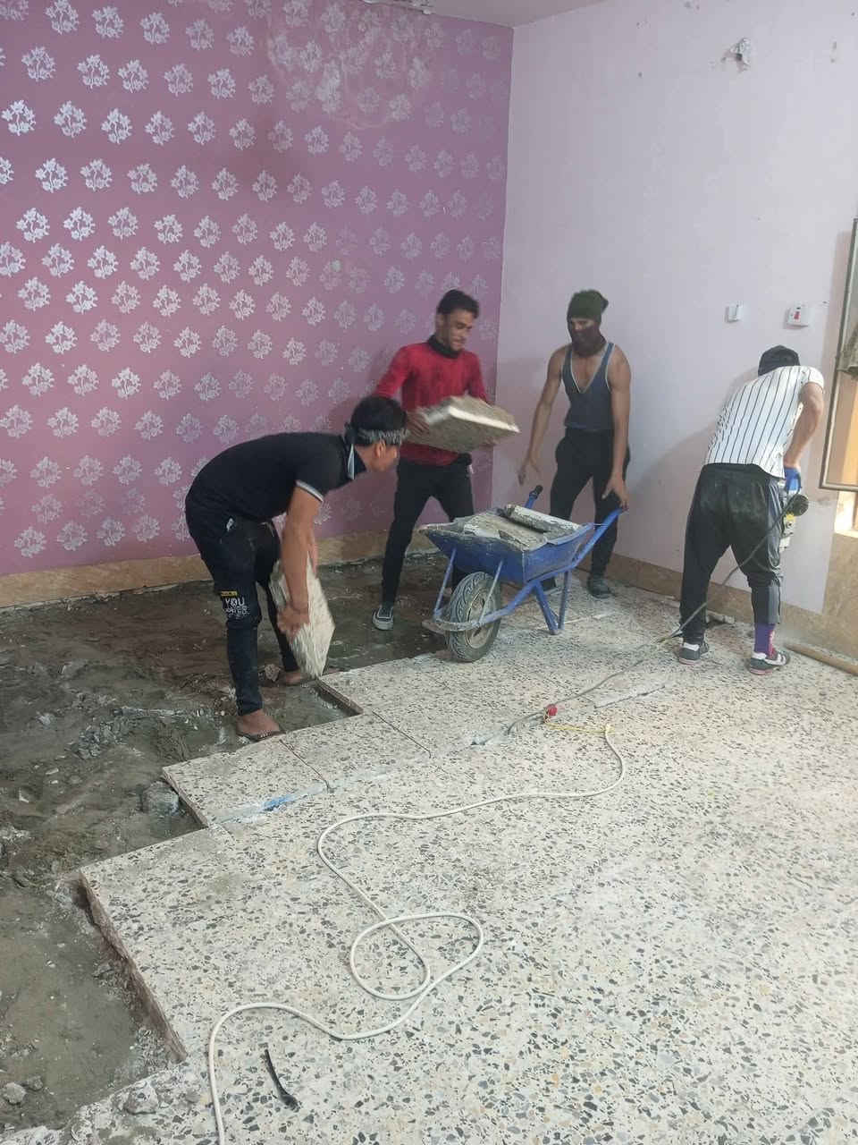 سلام عليكم  / يوجد كادر عمل جاهز/ تصعيد مواد/ تنضيف بيوت/ تفليش/ تكشيط/ تنضيف حدائق/ دفن نهري  / شقلنه ليل ونهار   /ومعداتنه جاهز/ ماعليك بس تصال على رقم  /     ***********
