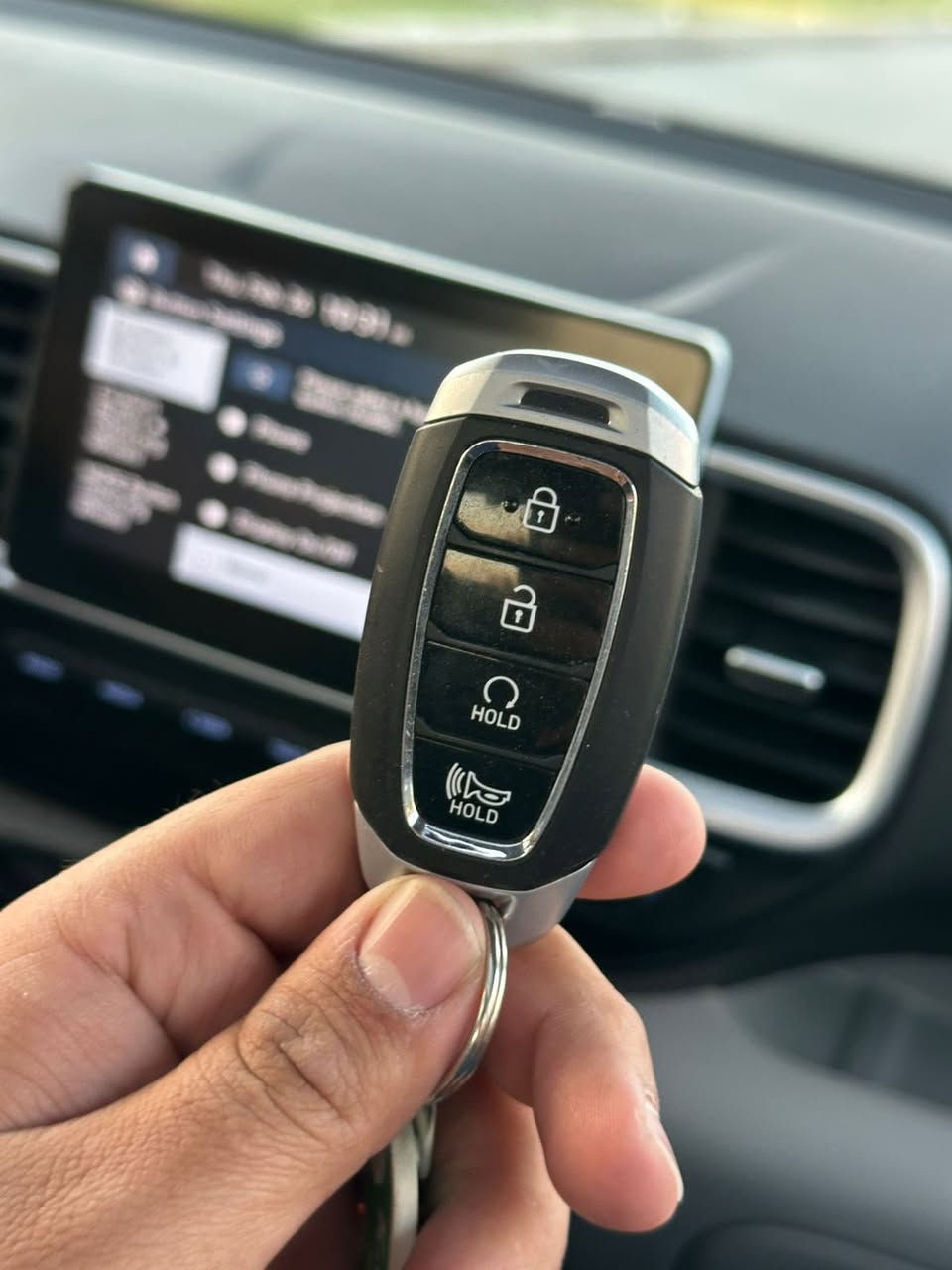 السلام عليكم هونداي فينو  
مديل : 2024
ماشيه :3400 mi
حجم المحرك : 1600 دبل نوزل 
مواصفات : الفول 1/1
حادث موضح بالصور مكفوله من الدواخل باب الخلفي مبدل نفس الون وباب السايق على كد الضرر انصبغ يعني ربع الباب ايرباك برده فقط ومصلح .
السعر : 13500$ دولار وبيها مجال الشراي يجي يشوف 
 للاستفسار ***********
