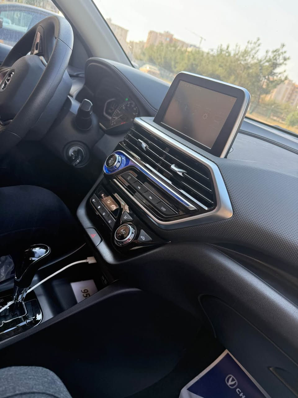 شانجان السفن 2025 صفر صغيرة  الحجم اقتصادية في صرفية البنزين 

- *المحرك*: محرك بنزين 1.5 لتر، 4 أسطوانات، بقوة 105 حصان و145 نيوتن متر من عزم الدوران.
- *ناقل الحركة*: أوتوماتيكي من 5 سرعات دبل كلتش.
- *نظام الدفع*: أمامي.
- *الأبعاد*:
- الطول: 4,390 ملم
- العرض: 1,725 ملم
- الارتفاع: 1,468 ملم
- قاعدة العجلات: 2,535 ملم
- *الوزن*: 1,095 كجم
- *الإطارات*: عجلات مقاس 14 أو 15 بوصة
- *سعة خزان الوقود*: 45 لتر
- *كفاءة استهلاك الوقود*: 17 كم/لتر
- *السرعة القصوى*: 170 كم/س
- *التسارع*: من 0 إلى 100 كم/س في 12 ثانية

- *شانجان السفن 2025 بمجموعة من أنظمة الأمان، مثل:
- *وسائد هوائية* للسائق والراكب الأمامي
- *نظام ثبات إلكتروني*
- *نظام فرامل مانعة للانغلاق*
- *توزيع إلكتروني لقوى الفرملة*
- *حساسات خلفية*
للتواصل على فايبر واتساب *********** دهوك, العراق
