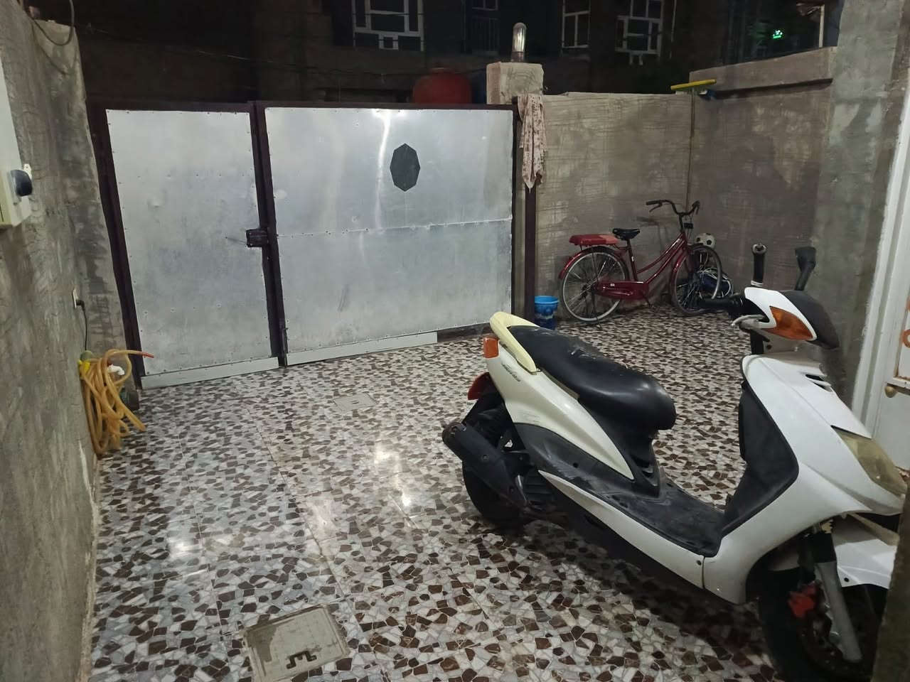 بيت قاط واحد للبيع                                                                     واجه 7 وربع نزال 16 
تحرير بستان الخشالي 
***********
