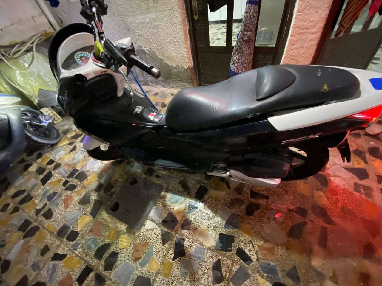 السلام عليكم اخوان دراجه pcx جيل الاول ياباني الماكينه مكفوله كفاله عامه سابنه ممدود عليها شباب الدراجه كهربائيات كامله ستان حساس بس كفراتها يرادلها ترتيب 

للتواصل :  ***********
