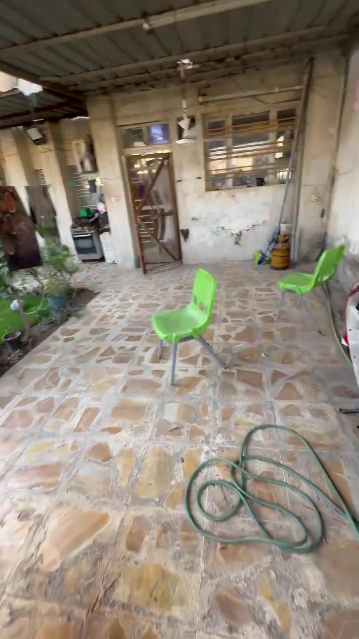 السلام عليكم عيوني شقه طابق ارضي (للبيع للبيع للبيع) في حي القاهرة خلف كايرو مول عيوني الشقه طابو مُلك صرف مساحتها (96.17) متر ما عده الحديقه ول كراج شقه نضيفه وموقعها حلو المنطقه كلها مقرنص ومجاري جديده وكهرباء تقريباً احسن منطقه بل وطني وكلشي موجود بل منطقه فقط يراد ترتيب الحيطان  وهاذ المطبخ هوه بل اصل غرفه وحنه مسوي مطبخ عدد غرف ٢ مطبخ حمام اجل السامع وصاله حديق وكراج وطرمه للتفاصيل اكثر اتصلو علا الرقم. ***********
