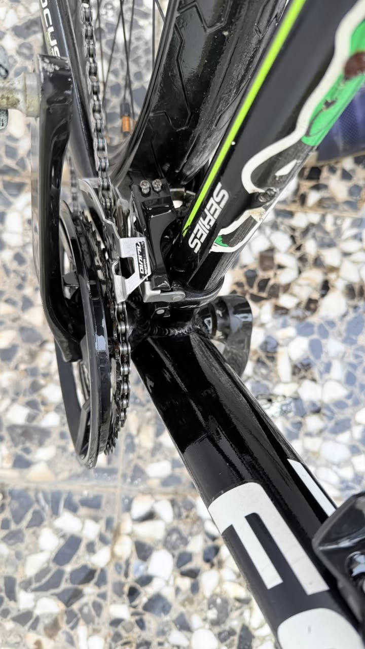 سلام عليكم

للبيع دراجة هوائية جبلية هجين ماركة Focus الألمانية، قوية ومناسبة للرياضة والاستخدام اليومي.  
الحالة نظيفة جداً تقريباً 95%.

🔹 المقاس: 26 – حجم M  
🔹 عدد السرعات: 27 سرعة (3×9)  
🔹 فرامل دسك  
🔹 جميع التفاصيل موضحة بالصور

💰 السعر: 290 ألف – بيه مجال بسيط

📍 الموقع: بغداد – البلديات  
🚫 لا يوجد توصيل

📞 الهاتف: ***********  
📱 *متوفر واتساب
