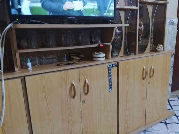 معرض خشب صاج استعمال قليل اخو الجديد نظيف مكون من قطعتين مقاس عرض 2.40وارتفاع 2.80 بيع مستعجل السعر 75 وبي مجال المكان حله أبو غرق ***********
