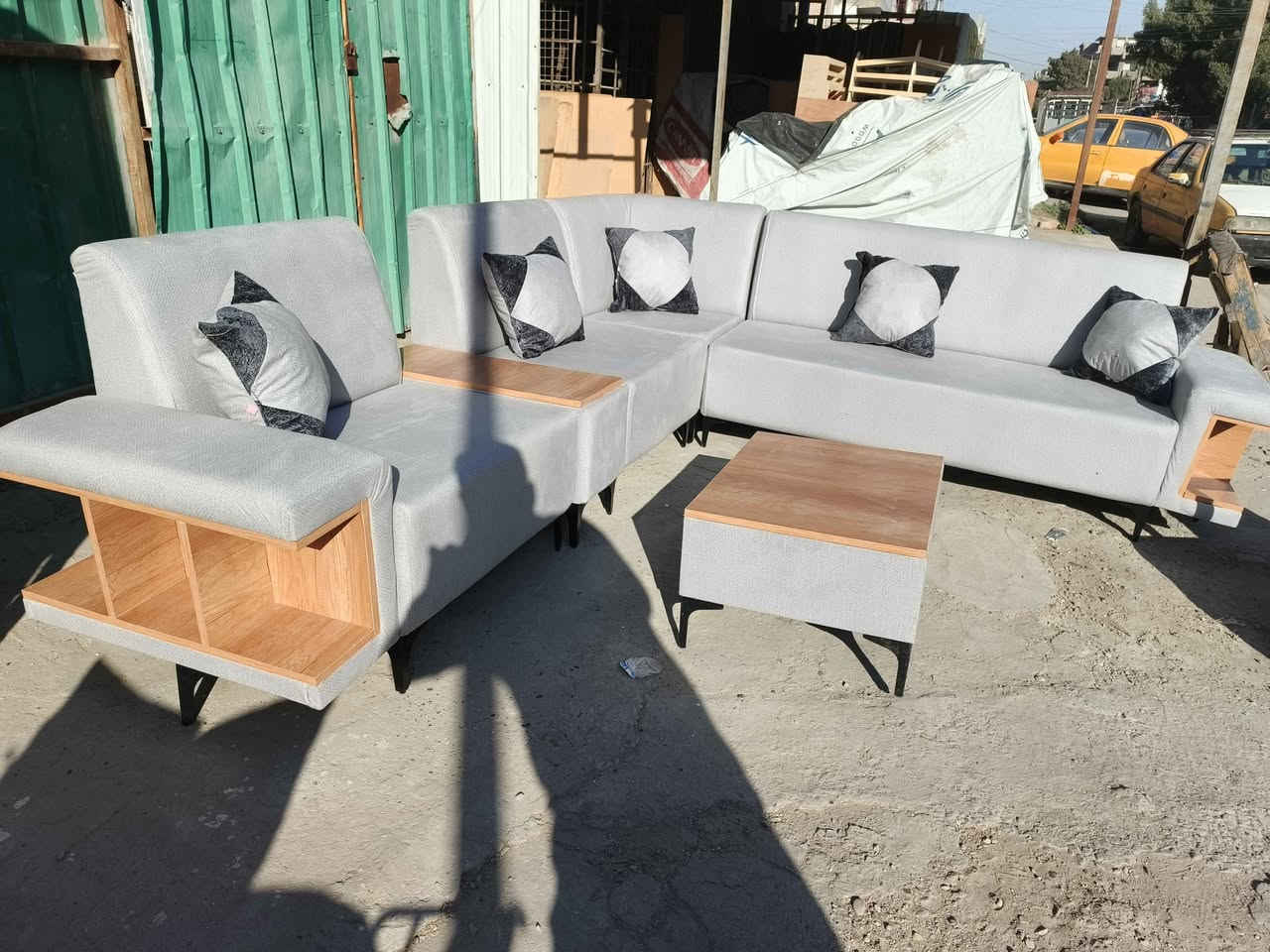 سلام عليكم ديوان كورنر خشب زان قماش كتان درجة اولى الشغل مرتب مقعد بلوك ضمال ٣ سنوات الديوان جديد غير مستعمل مثل مشوفون بالصور مع ٨ كوشات هدية عنوان الشعب *********** بغداد, العراق
