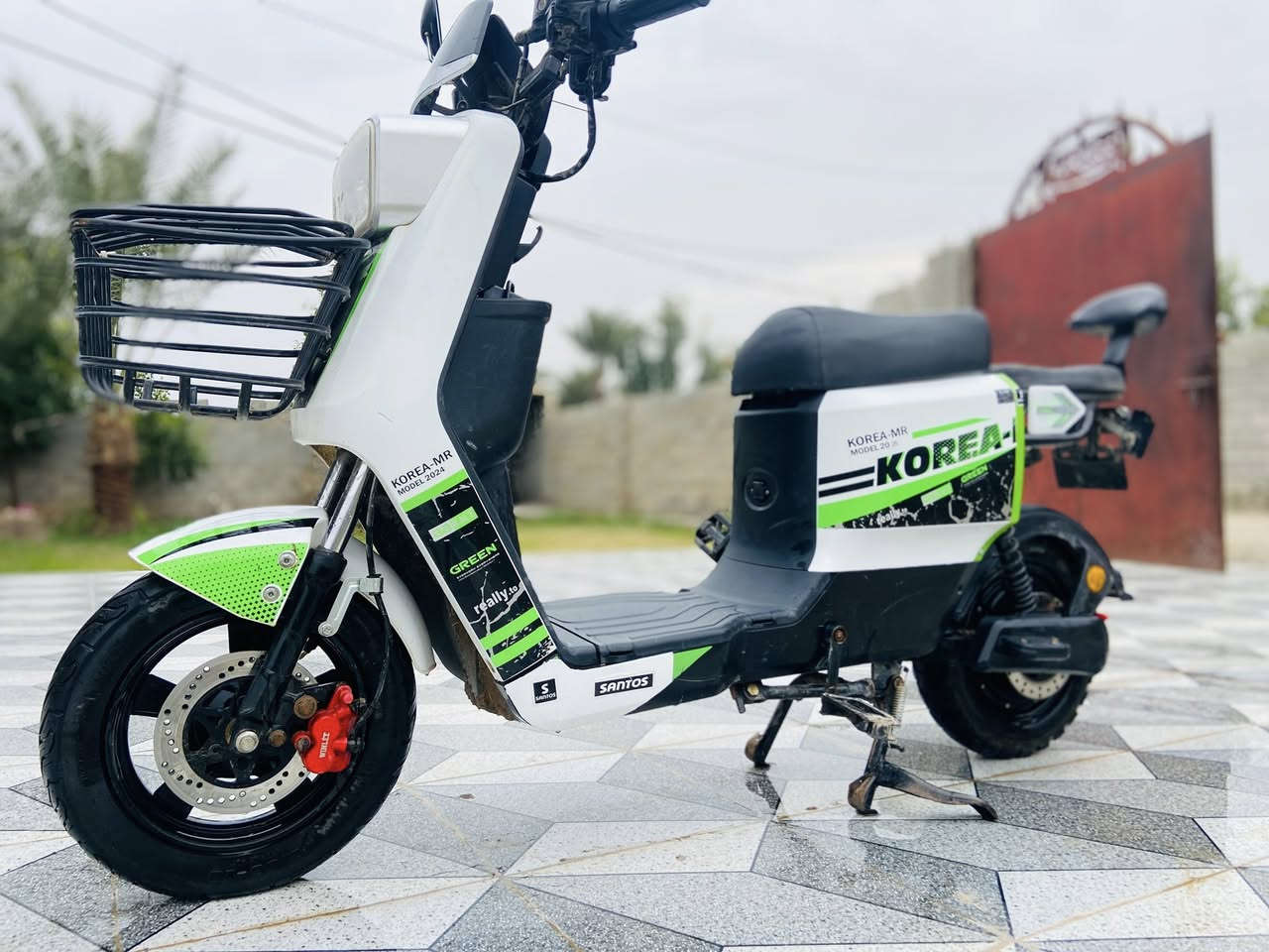 دراجة شحن R7
ويلي 
5 بطاريات
الشكل الحديث
بصمه 
جهاز انذار مانع سرقه 
لايت زنون 
امبي ثري
نضام باركينك + رجوع للخلف
شاشه دجتل 
دراجة فول مواصفات كاملة 
موجود خاص أو اتصال ***********
