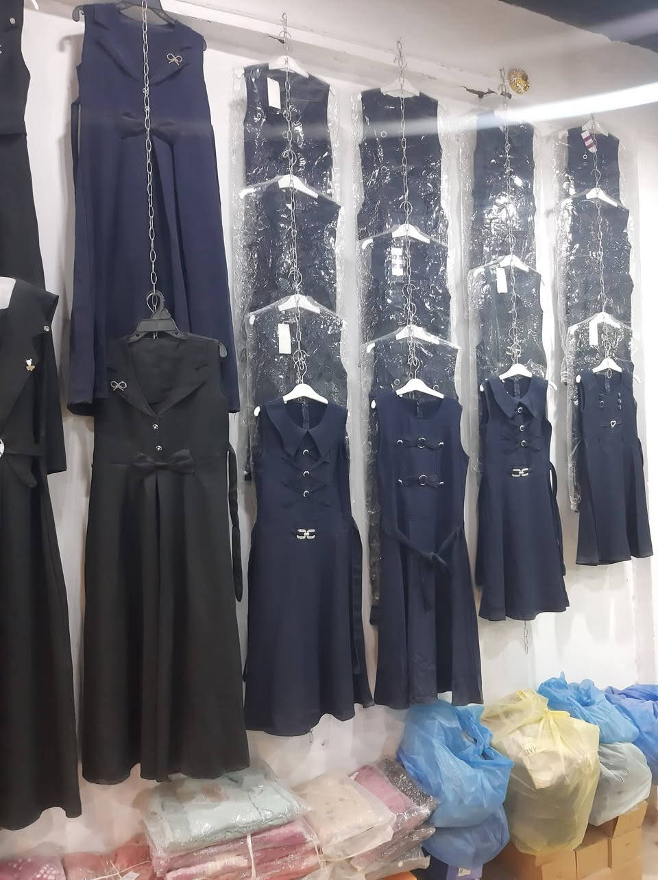 السلام عليكم .
مجمع ملابس واحذيه وشحاطات معروض للبيع .المحل ايجار مساحته ٧٥متر البضاعه بالنسبه للملابس توجد بضاعه صيفيه خارج المجمع تؤخذ مع البضاعه المعروضه وخزينها.
الموقع الحولي نهاية شارع السوق قرب المستوصف.
للاستفسار يرجى الاتصال على الرقم /***********
