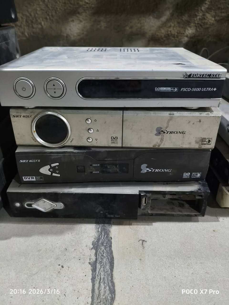 مجموعة رسيفرات متروكة اصليات الوجبة الاولى و مشغلات dvd و كم قطعة dvr كاميرات موضحات بالصور كدامك  اغلبهم بيهم اعطال بسيطة و الي بالكارتون مفاحصهم شغالات او لا ممفتوحات
ابيعهم شلع انطيني سعر بيهم مكاني بغداد و ماعندي توصيل


**إذا كنت صاحب هذا الإعلان وتريد حذفه لأي سبب، رجاءا أرسل رسالة إلى الدعم الفني**