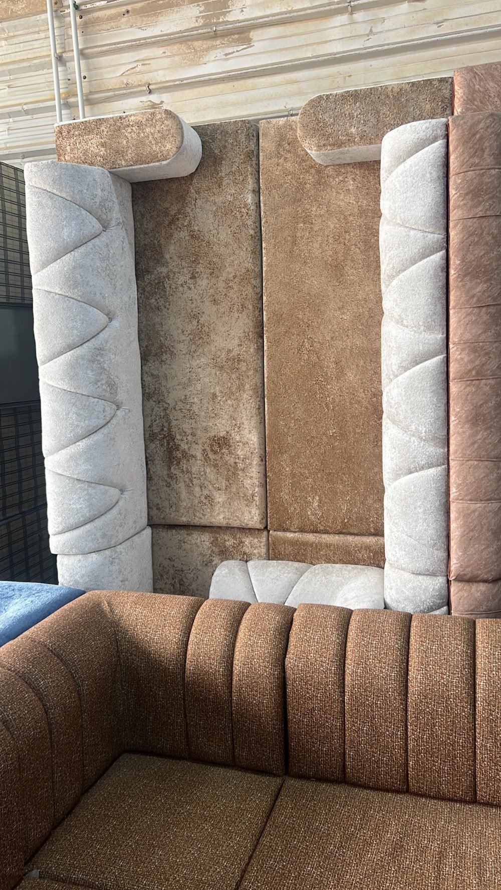 ديوان 10 متر 16 مقعد جديد جميع الأقمشة درجة اولى للحجز وتساب يوجد توصيل 