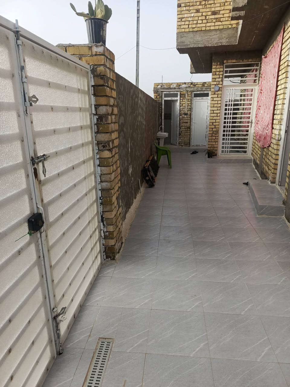 دار للبيع مساحه 300م طابو صرف،يتكون البيت من غرفتين نوم وصاله واستقبال ،ومطبخ حار وبارد ومجمع داخلي وخارجي ،كراج+حديقه ،حي الشهداء الثانيه(الديله)البيت ركن وخدمات متوفره ،ماء+ كهرباء +ومجاري +كيبل ضوئي.للاتصال عبر الرقم التالي :***********
