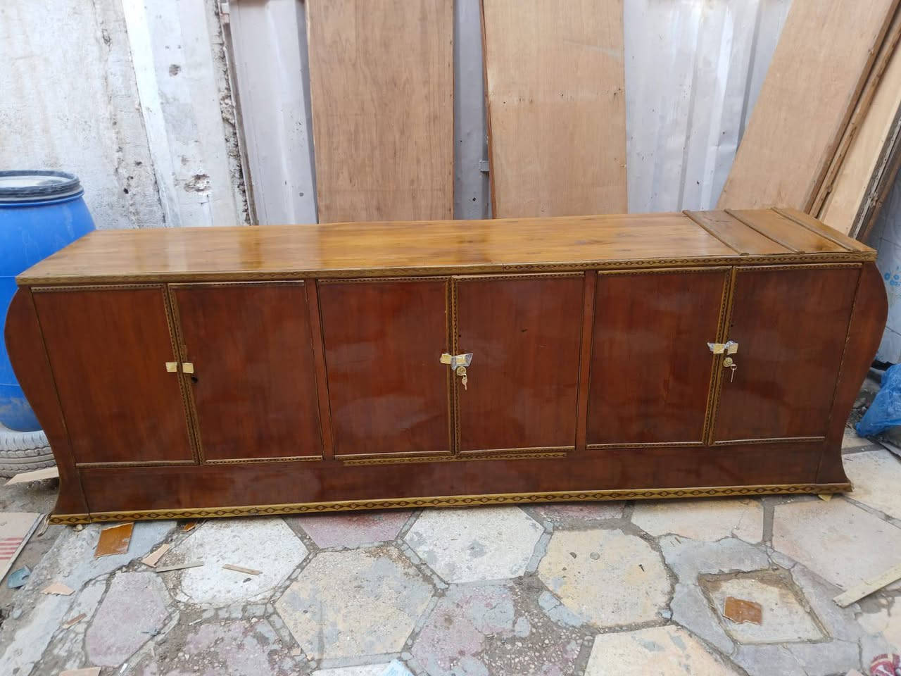 يالله 
بوفية نضد  طول مترين ونص 
صاج عراقي تسكام 
جدا نضيفه 
السعر 110  
العنوان  حلة ناحية ابو غرق  شارع الامام
***********
يوجد توصيل  بكروه
