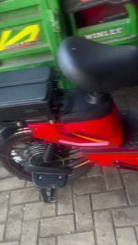 دراجه للبيع نضيفه بطريات جدد سعر 300وبيها مجال رقم بي وتساب 0777979269...