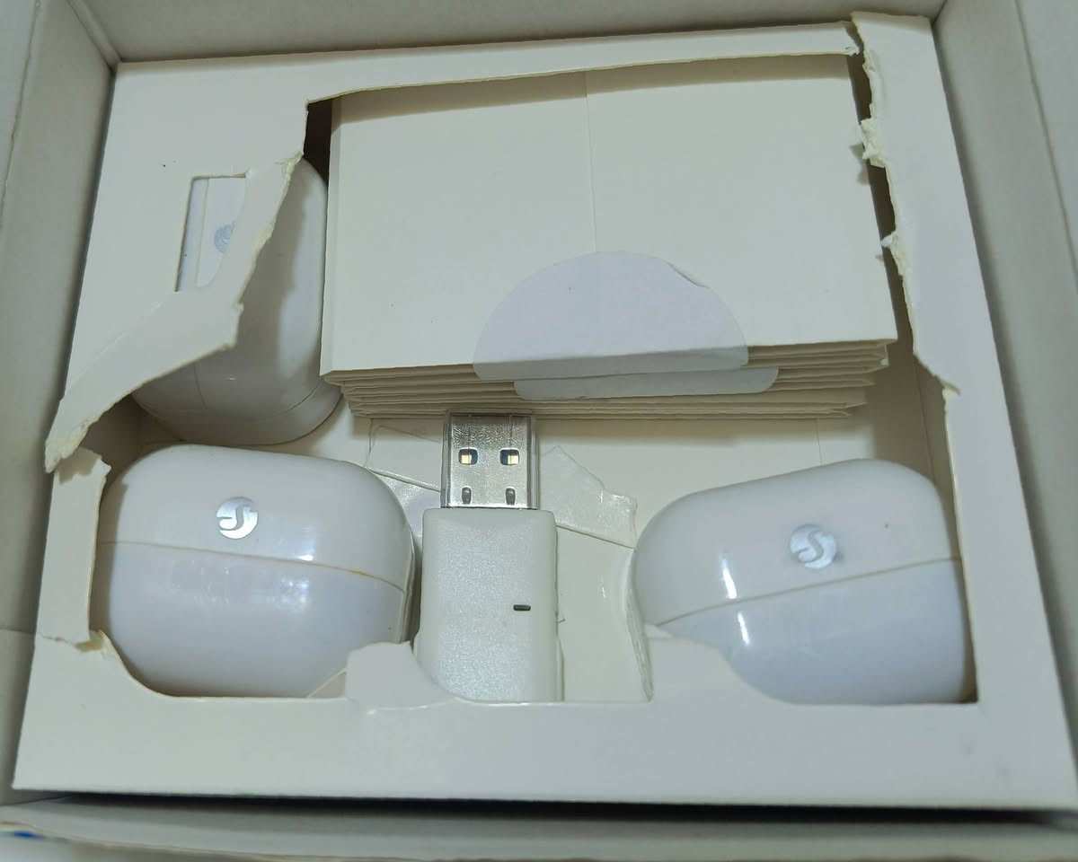 ‏
‏متوفر جهاز Shelly Smart Security Bundle، وهو عبارة عن مجموعة أجهزة أمان ذكية للمنزل تعمل بتقنية البلوتوث. صُممت هذه المجموعة لتقديم حل متكامل لحماية المساحات السكنية ومراقبتها بسهولة عبر تطبيق الهاتف. 
‏محتويات المجموعة
‏تتكون هذه الحزمة عادةً من الأجهزة التالية: 
‏1x Shelly BLU Gateway: يعمل كجسر (Bridge) لتوصيل أجهزة البلوتوث بشبكة الواي فاي وضمان وصول التنبيهات.
‏3x Shelly BLU Motion: مستشعرات حركة لمراقبة أي نشاط داخل المنزل وإعداد مناطق إنذار مخصصة.
‏3x Shelly BLU Door/Window: مستشعرات للأبواب والنوافذ تكتشف الفتح والإغلاق وترسل تنبيهات فورية. 
‏المميزات الرئيسية
‏حماية كاملة: تتيح لك مراقبة الحركة وحالة الأبواب والنوافذ في وقت واحد.
‏تنبيهات فورية: ستتلقى إشعارات مباشرة على هاتفك بمجرد اكتشاف أي نشاط غير معتاد.
‏أتمتة المنزل: يمكن استخدامها لإنشاء سيناريوهات ذكية، مثل تشغيل الأضواء تلقائياً عند فتح الباب.
‏عمر بطارية طويل: تتميز المستشعرات بعمر بطارية يصل إلى 5 سنوات.
‏سهولة التحكم: يتم الإشراف على النظام بالكامل عبر تطبيق Shelly Smart Control المتوفر على أنظمة iOS وأندرويد. 
السعر 25 
يوجد توصيل الى جميع محافظات العراق
@أبرز المعجبين 
‏


**إذا كنت صاحب هذا الإعلان وتريد حذفه لأي سبب، رجاءا أرسل رسالة إلى الدعم الفني**