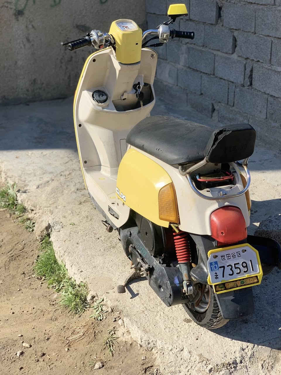 #دراجة_بوليس  كابريتر رمبة كلة نظيف فقط كسر باللغد الايمن موضح بالصور 
بوشة 55 
سلف رياضي 
شلعة 💯
معدل 💯
لون اصفر ليموني مميز 👌
سلف نص نكرة 💯
باتري جديد 
جرس انذار 
ام بي ثري + انارة اصفر احمر 
هندر شغال 💯

السعر 650 و بيها مجال بسيط 

رقمي : ***********
