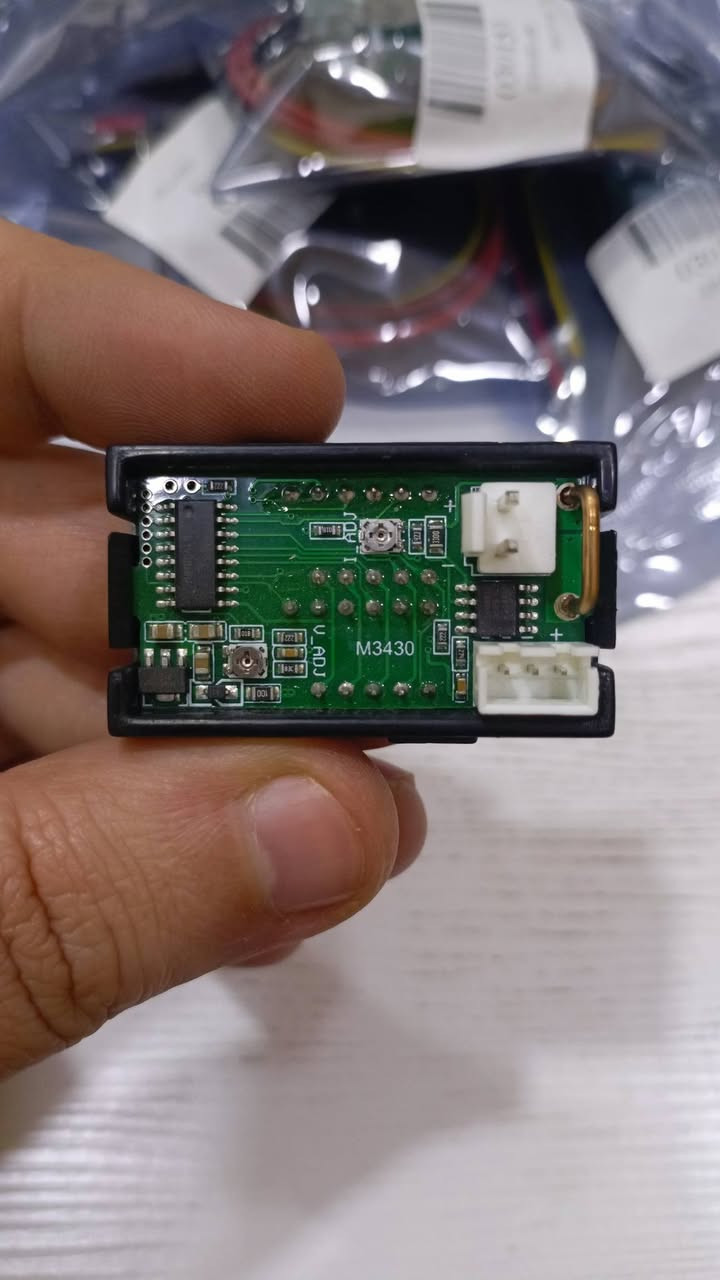 هذا الجهاز هو مقياس جهد وتيار رقمي (فولتميتر وأميتر) يعمل بالتيار المستمر، يستخدم لقياس ومراقبة مستويات الطاقة في الدوائر الكهربائية. 
نوع الجهاز: مقياس لوحة رقمي مزدوج (Digital Panel Meter). 
الوظائف: قياس الجهد الكهربائي (فولت) وشدة التيار (أمبير). 
نطاق القياس الشائع: عادة ما يقيس جهداً يصل إلى 100 فولت وتياراً يصل إلى 10 أمبير. 
المميزات: شاشة LED مزدوجة اللون (غالباً أحمر للجهد وأزرق للتيار) لسهولة القراءة. 
الاستخدامات: يستخدم في السيارات، الدراجات النارية، وأنظمة الطاقة الشمسية لمراقبة الشحن والاستهلاك. 
++++++++++++++
السعر 25 الف الحجز على الخاص


**إذا كنت صاحب هذا الإعلان وتريد حذفه لأي سبب، رجاءا أرسل رسالة إلى الدعم الفني**