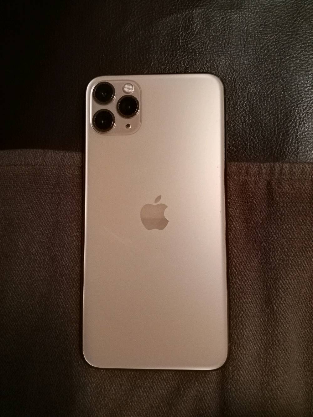 ايفون 11 برو ماكس ذاكرة 512 ذهبي مع كارتونته الجهاز مستعمل نظيف ما مبدل به شي وما مفتوح بطاريته اصلية 72% 