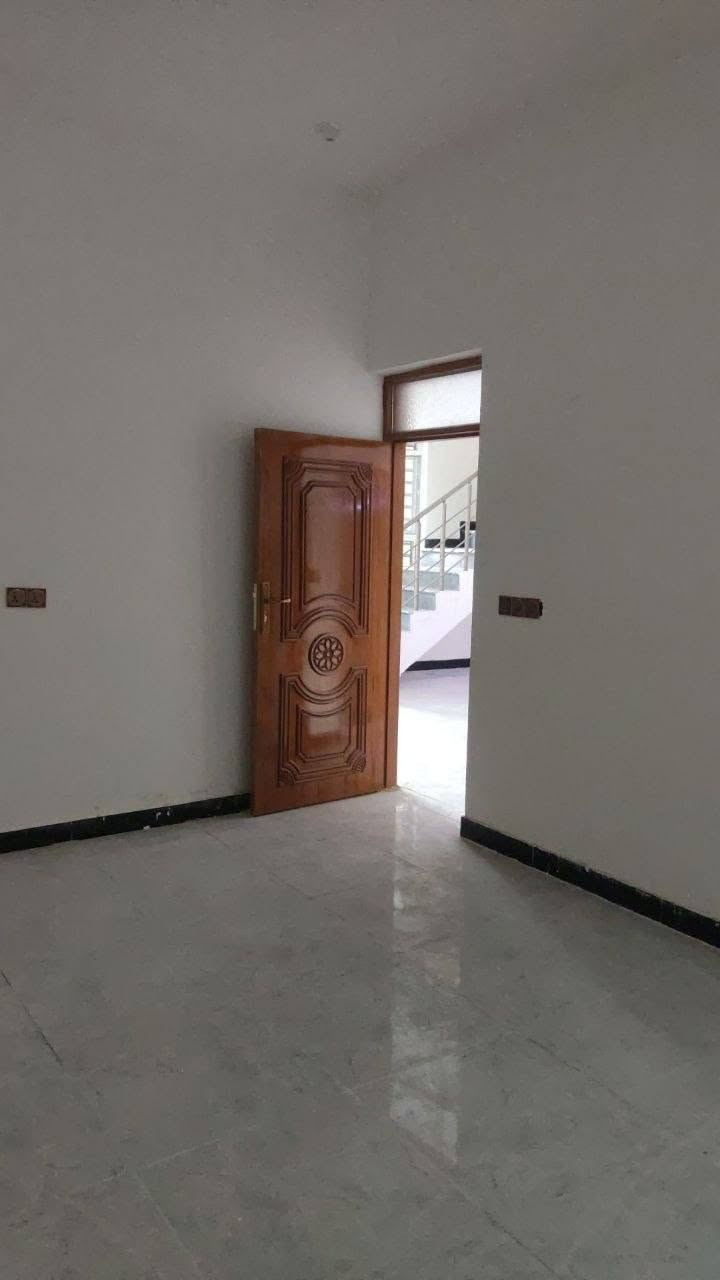 #السلام_عليكم
🏡 **دار لبيع **
📐 المساحة: 100 متر (أمامي)
📍 الموقع: الإسكان الصناعي – منطقة 3000 (خدمات كاملة)
✨ تفاصيل الدار:
▪️ غرفة نوم
▪️ استقبال
▪️ صالة
▪️ مطبخ
▪️ صحيات داخلية وخارجية
▪️ البناء جديد
📞 للاستفسار أكثر:
اتصال أو واتساب
***********
