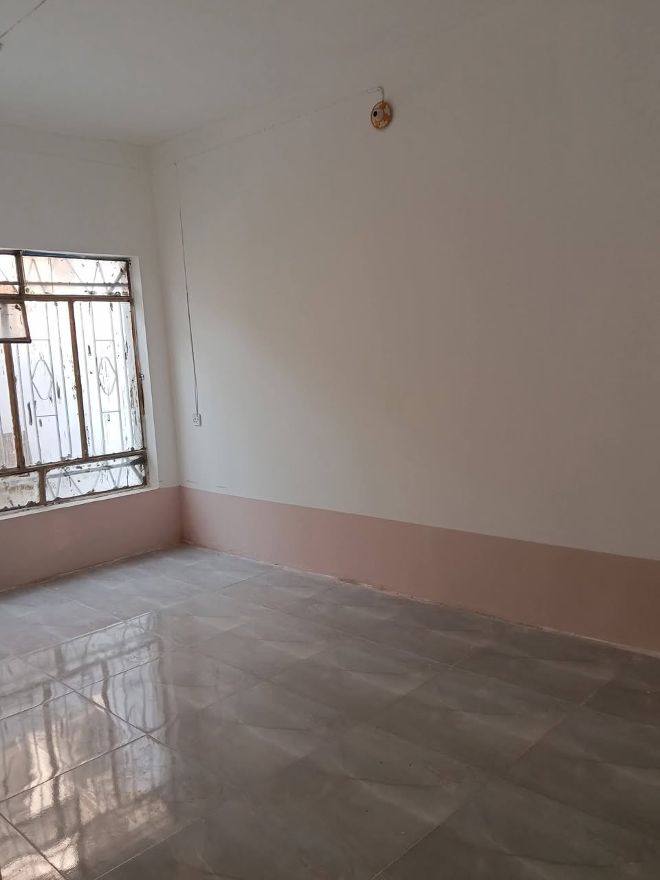 يالله يتوفر دار للبيع حي بغداد مساحة ١٧٦م واجه ٨ م  ٣ غرف وصاله ومطبخ واستقبال وكراج وحديقه  وصحيات ٢   السعر ١٩٠ قليل ***********🌷 ***********
