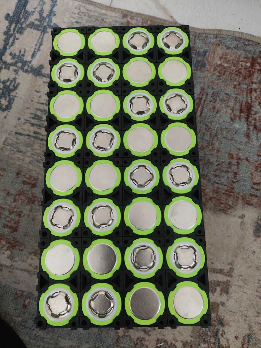 السلام عليكم 
تم بحمد الله عمل بطارية 48 فولت 30 امبير 
نوع الخلايا jsk.    بتفريغ 3C
نوع ال منضم bms  jk امبير40
بضمان سنة وعمر افتراضي من5الى 10 سنوات
3000دورة 
مع بنامج ربط علة الهاتف لعرض حالة البطارية ونسبة الشحن 
***********
