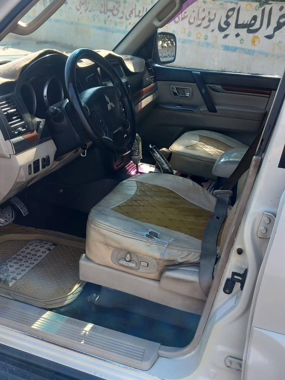 السلام عليكم سياره باجيرو موديل 2008 حنطور مواصفات مرتبه كلش كشنات كهربائية الجاملخ ودعامية مصبوغة اقبل مراوس والسيارة بيه رقم مميز مكاني بغداد رقم تليفون متواجد على الواتساب السعر 125ورقه ***********
