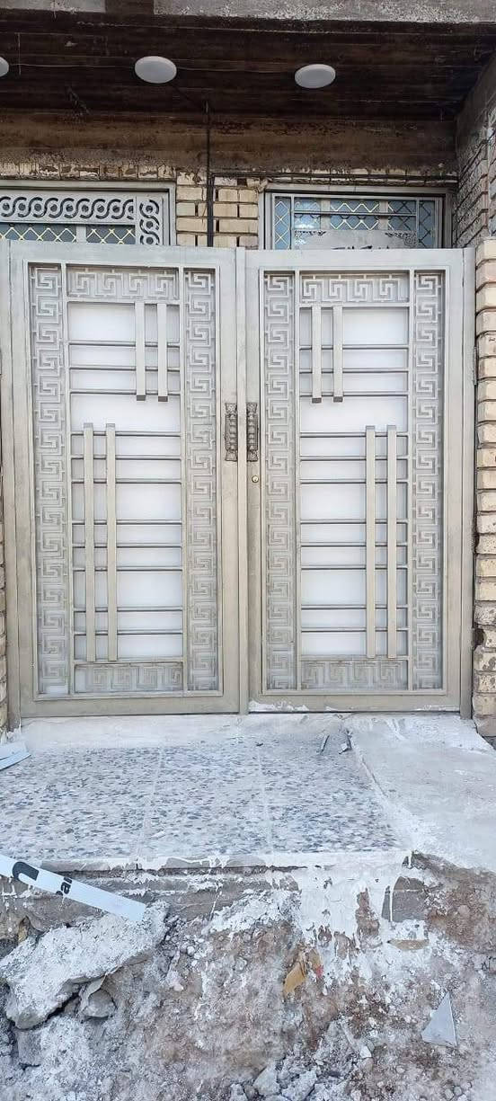 سلام عليكم أخوكم حداد متنقل وشغلي هندسي ودرجه اولى بيبان شبابيك سقائف كسبان وقرميد وسندويج وكفت لعمال اتصل وتدلل ***********
