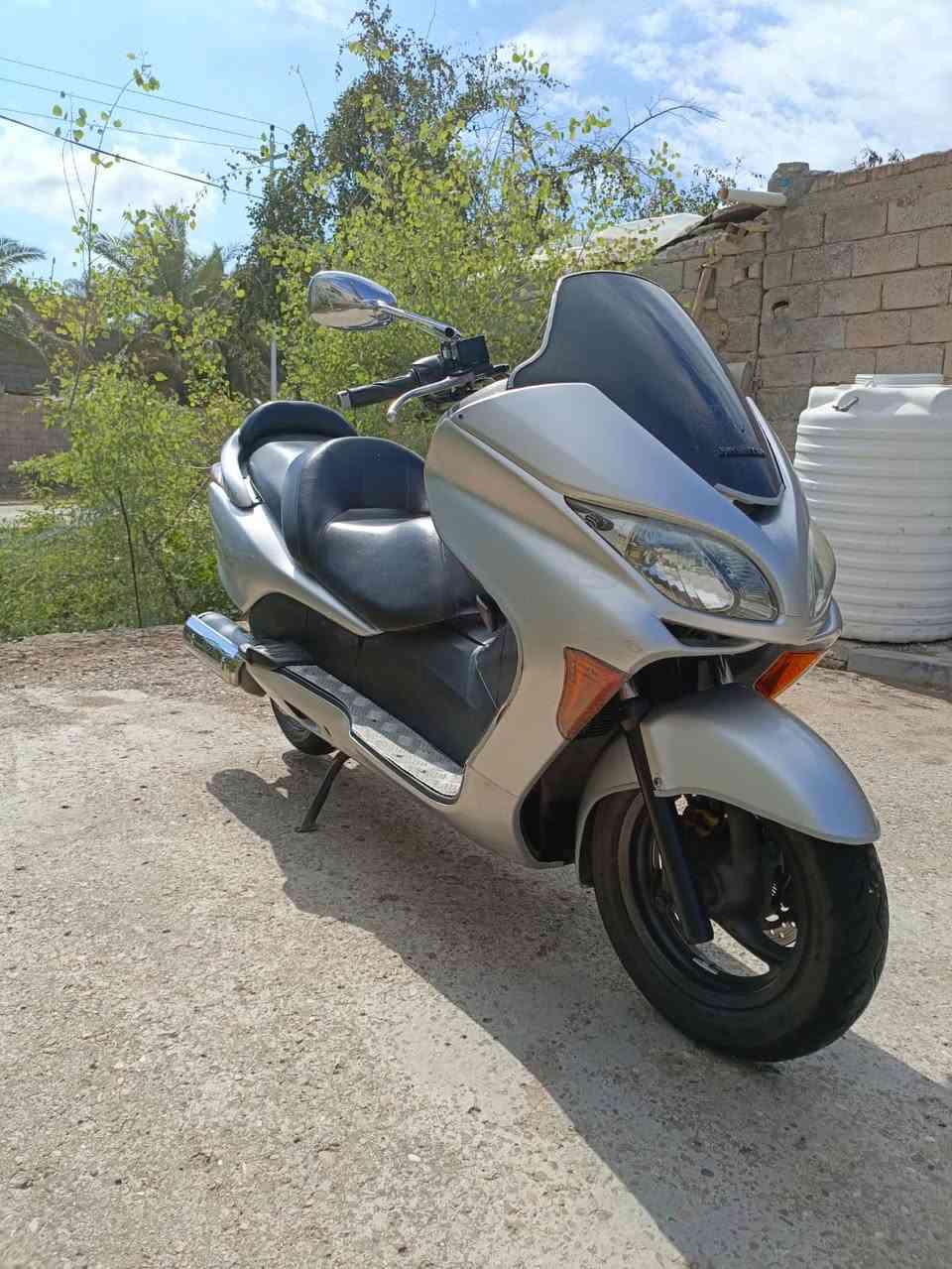 السلام عليكم 
دراجه فورزه 09

دراجه حلوه ناعمه بشكل 

دوسات نيكل 

سماعات بيها 

ستان حساس 

كلوب جنطه 

مري نيكل 

رون واحد ونص عدل دراجه ماشيه ٦٠ حقيقي دراجه مامتعوبه 
نضيفه كفراتها نضافتهن ٩٠ بل ١٠٠ كرستال تخم تاير 
سعر ١٣٠٠ وبيها مجال بسيط ***********
