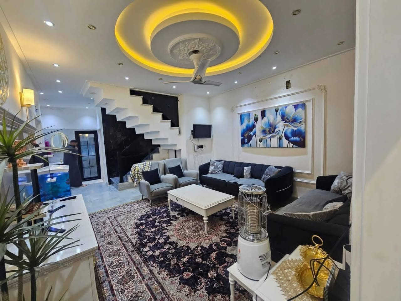 السلام عليكم بيت للبيع مساحة 200متر واجهة 10يحتوي على ثلاث طوابق 7غرفة نوم  وصالةومطبخ وخدمات وكراج وحديقة بيت نظيف جدا درجة اولا موقع ممتاز حي جهاد الطائي مقابل مجمع النسيم الاستفسار على هذا الرقم ***********
