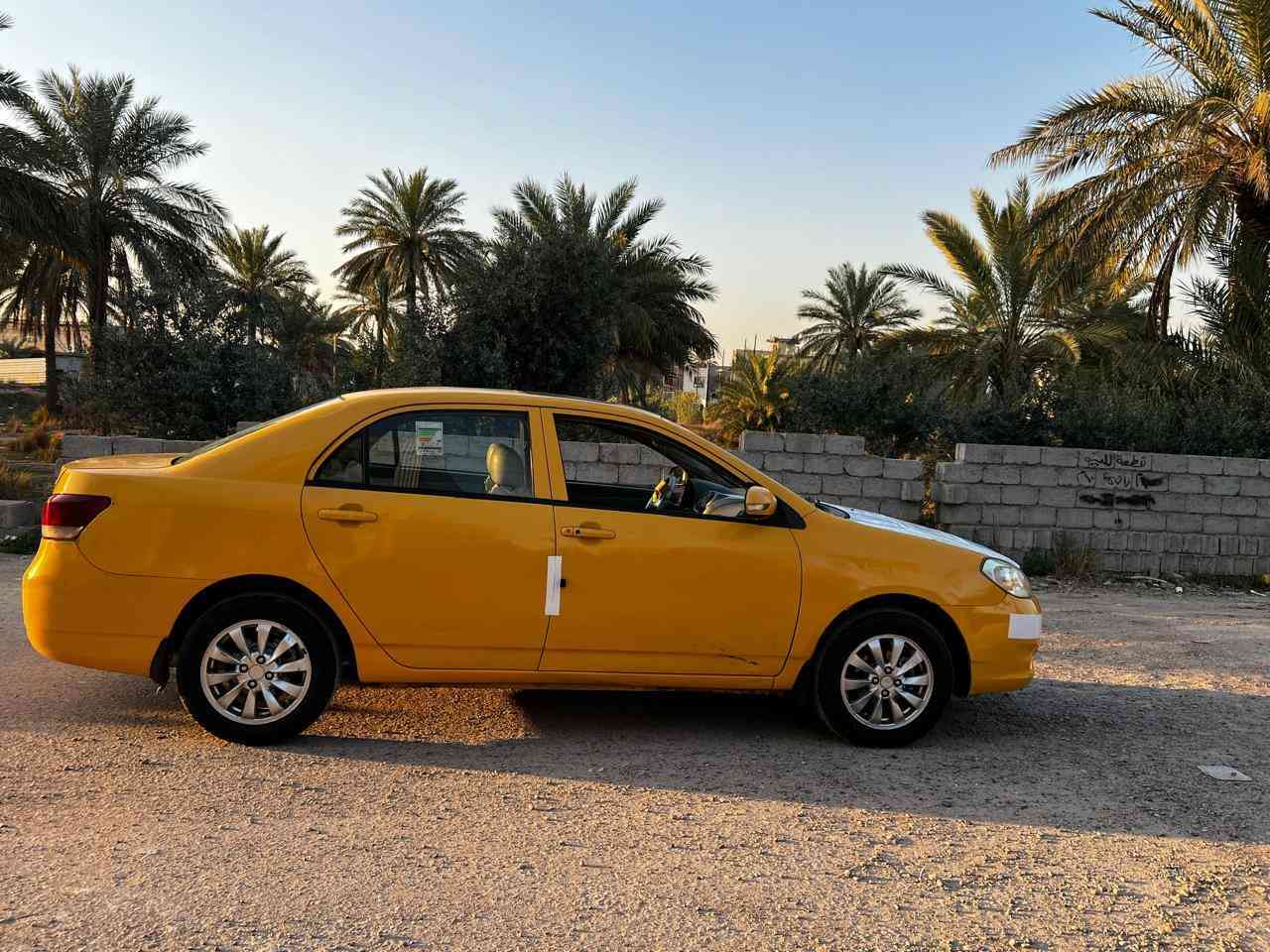 سلام عليكم بيوايدي للبيع 2013السياره جاهزه مواصفاته فتحه بصمه تشغيل بصمه ابواب بصمت جنطه تحكمات استيرن شاشه كبيره كامره صدوك مكينه أو كير جديده اشاير بل مري حساسات خلفيه  بسمي  مصفره هيئة وغرامات  التواصل *********** غير متواجد عله النت
