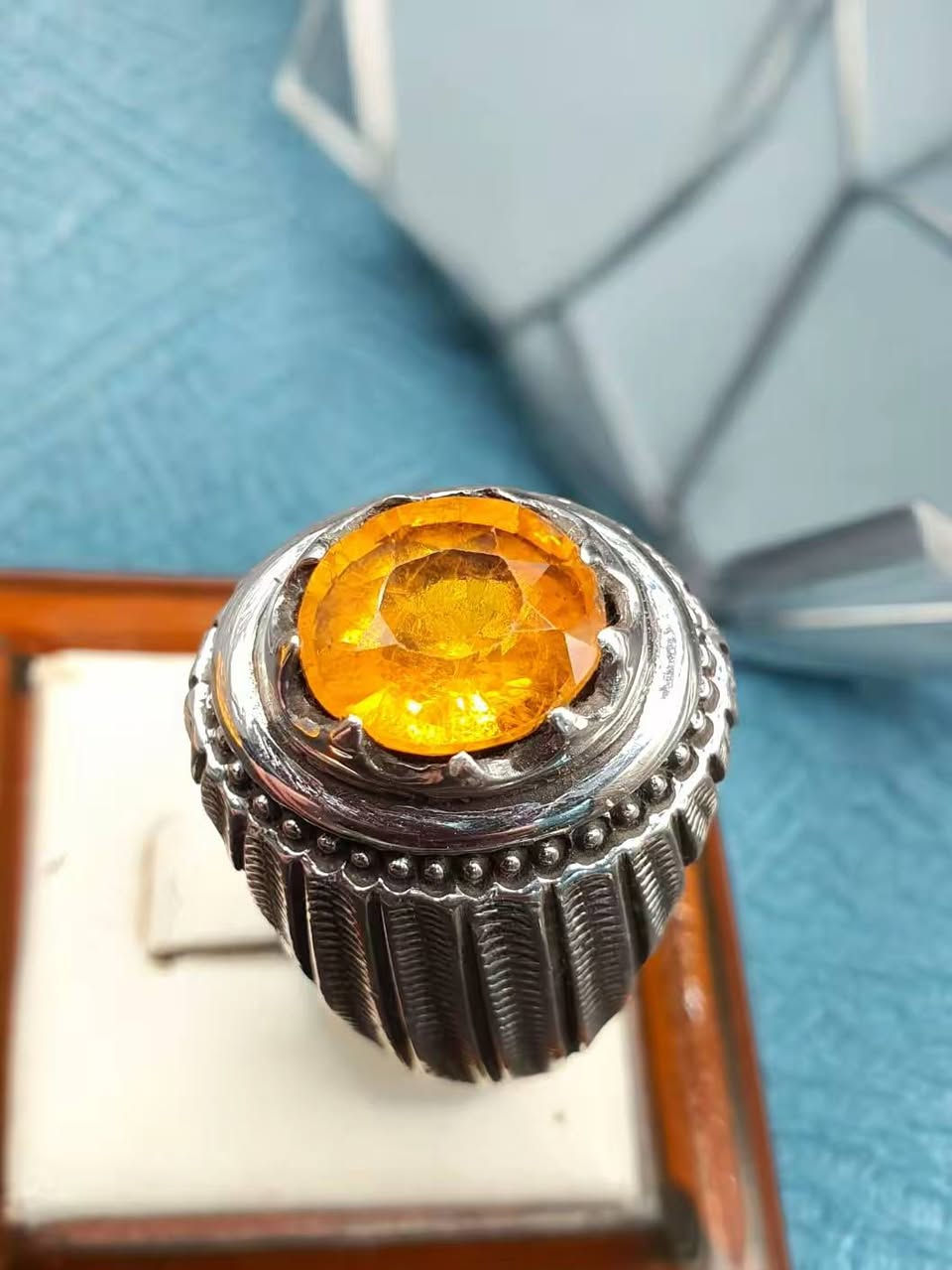 ياقوت سيرلانكي 
جوهره من روائع الياقوت السيرلانكي الطبيعي بوزن 4 قيراط 
مع صياغه يدويه فضه بالكامل بوزن 39 غرام 
قياس الخاتم 23

المهتم خاص


**إذا كنت صاحب هذا الإعلان وتريد حذفه لأي سبب، رجاءا أرسل رسالة إلى الدعم الفني**