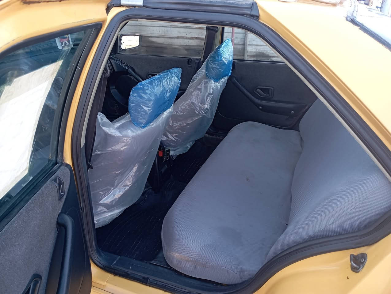 السلام عليكم بيجو بارص موديل 15رقم انكليزي دولي السياره مكفوله من الضربه والصبغ  سنتر لوك السياره خير من الله كلش نضيفه بس بيهه تبخير قليل السعر 42وبي مجال رقم الهاتف واتساب ***********
