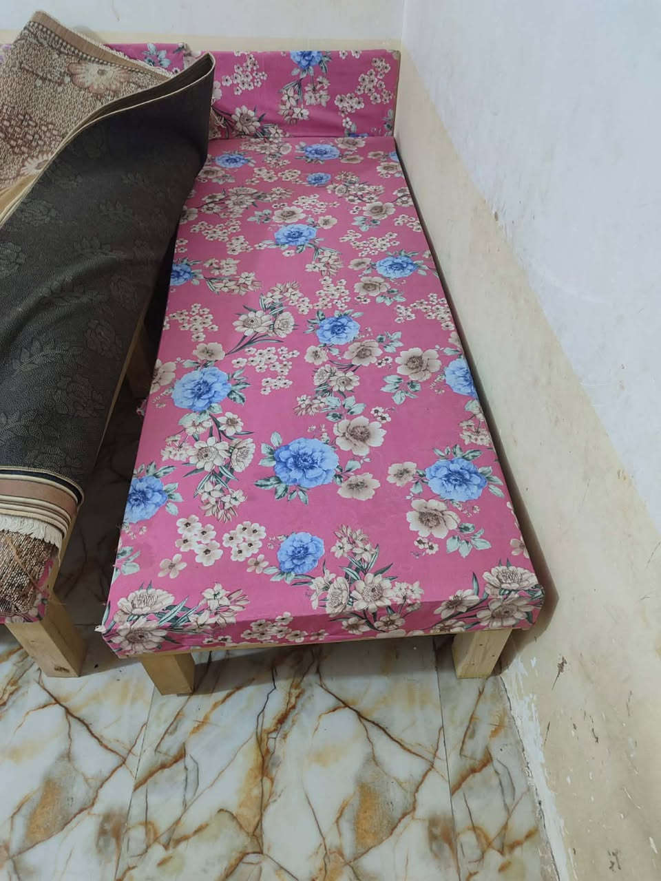 سلام عليكم 

كناتير ثنين تزكام خشب البيع سعر 400 وبيهم مجال 

جرابي ثنين البيع الوحده ع 40 وبيهم مجال 

العنوان الديوانية 
رقم جهاز ***********
