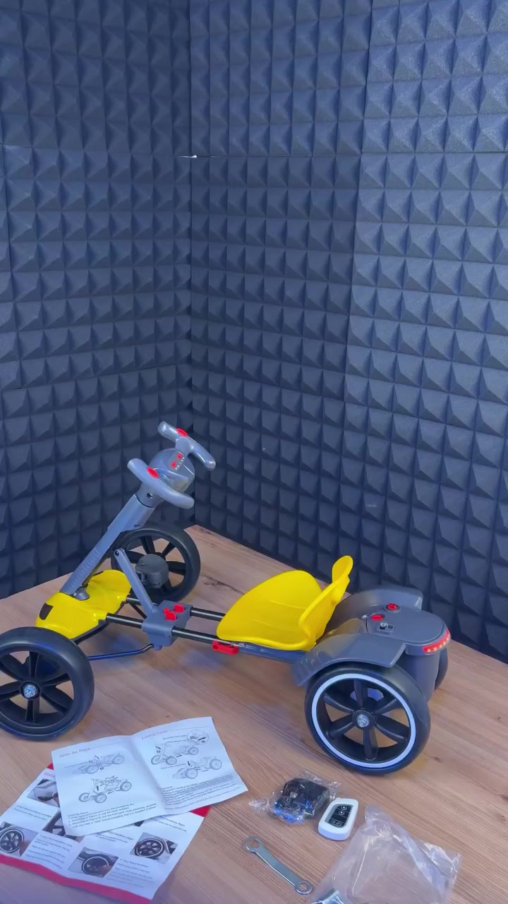 سيارة أطفال كهربائية قابلة للطي مع تحكم عن بعد – Go Kart

الاستخدامات:

لعبة ممتعة وآمنة للأطفال للقيادة داخل المنزل أو في الحدائق والساحات.

تطوير مهارات التوازن والتحكم بالحركة لدى الطفل.

مناسبة كنشاط ترفيهي يومي أو كهدية مميزة للأطفال.

يمكن استخدامها بوضع القيادة اليدوية أو عبر جهاز التحكم عن بعد للأهل.

المميزات:

تعمل بنظام بطارية قابلة لإعادة الشحن.

مفتاح تشغيلإيقاف خلفي (Power ONOFF).

أزرار تحكم أمامي وخلفي على المقود.

مزودة بمؤثرات صوتية وأزرار موسيقى مدمجة في المقود.

جهاز تحكم عن بعد للتحكم بحركة السيارة (تقدم  تراجع  توجيه).

هيكل قوي مصنوع من بلاستيك متين وآمن للأطفال.

عجلات عريضة وثابتة لثبات أفضل أثناء الحركة.

مقعد مريح بتصميم منحني لدعم ظهر الطفل.

إمكانية تعديل وضعية المقعد (أمام  خلف) حسب العمر.

نظام طي لتسهيل التخزين والنقل.

زر أمان مزدوج في نظام الطي لتثبيت الهيكل بإحكام.

طول سلك الشاحن: 100 سم.

قياس الكارتون:

- الطول: 80 سم
- العرض: 27 سم
- الارتفاع: 25 سم

محتويات الصندوق:

جسم السيارة.

4 عجلات.

جهاز تحكم عن بعد.

شاحن كهربائي.

مفك + عدة تثبيت (وردات معدنية وبلاستيكية).

دليل استخدام.

الملاحظات:

يجب شحن البطارية بالكامل قبل أول استخدام.

يُفضل إشراف شخص بالغ أثناء استخدام الطفل.

لا تُستخدم في الأماكن المبللة أو أثناء المطر.

العمر المناسب يحدد حسب حجم الطفل وتحمله للجلوس والتحكم.

يتم تركيب العجلات حسب التعليمات المرفقة في الدليل.

السعر 90 الف مع التوصيل لكل محافضات العراق 

للطلب التواصل خاص 

1-مراسله الصفحه 

2-الاتصال واتساب ***********
