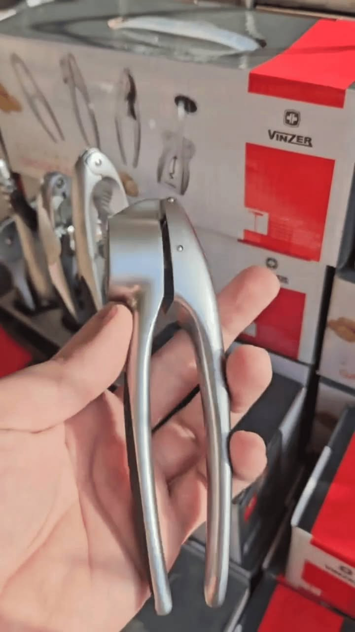 مجموعة أدوات مطبخ متكاملة بشكل أنيق وعملي 🔥
20,000
تجمع أهم الأدوات التي تحتاجها يومياً بقطعة واحدة منظمة!

فتاح علب، كسارة مكسرات، عصّارة ثوم، فتّاح قناني… وكلها بجودة عالية 💯

تصميم معدني قوي يناسب كل مطبخ ويضيف لمسة فاخرة.

حامل ثابت يحفظ الأدوات بشكل مرتب وسهل الوصول.

تشتغل بسهولة وبدون أي مجهود… شغلة عمر!

اختصار للمساحة… اختصار للوقت… واختصار للجهد 👌

المجموعة المثالية لكل بيت ❤️


**إذا كنت صاحب هذا الإعلان وتريد حذفه لأي سبب، رجاءا أرسل رسالة إلى الدعم الفني**