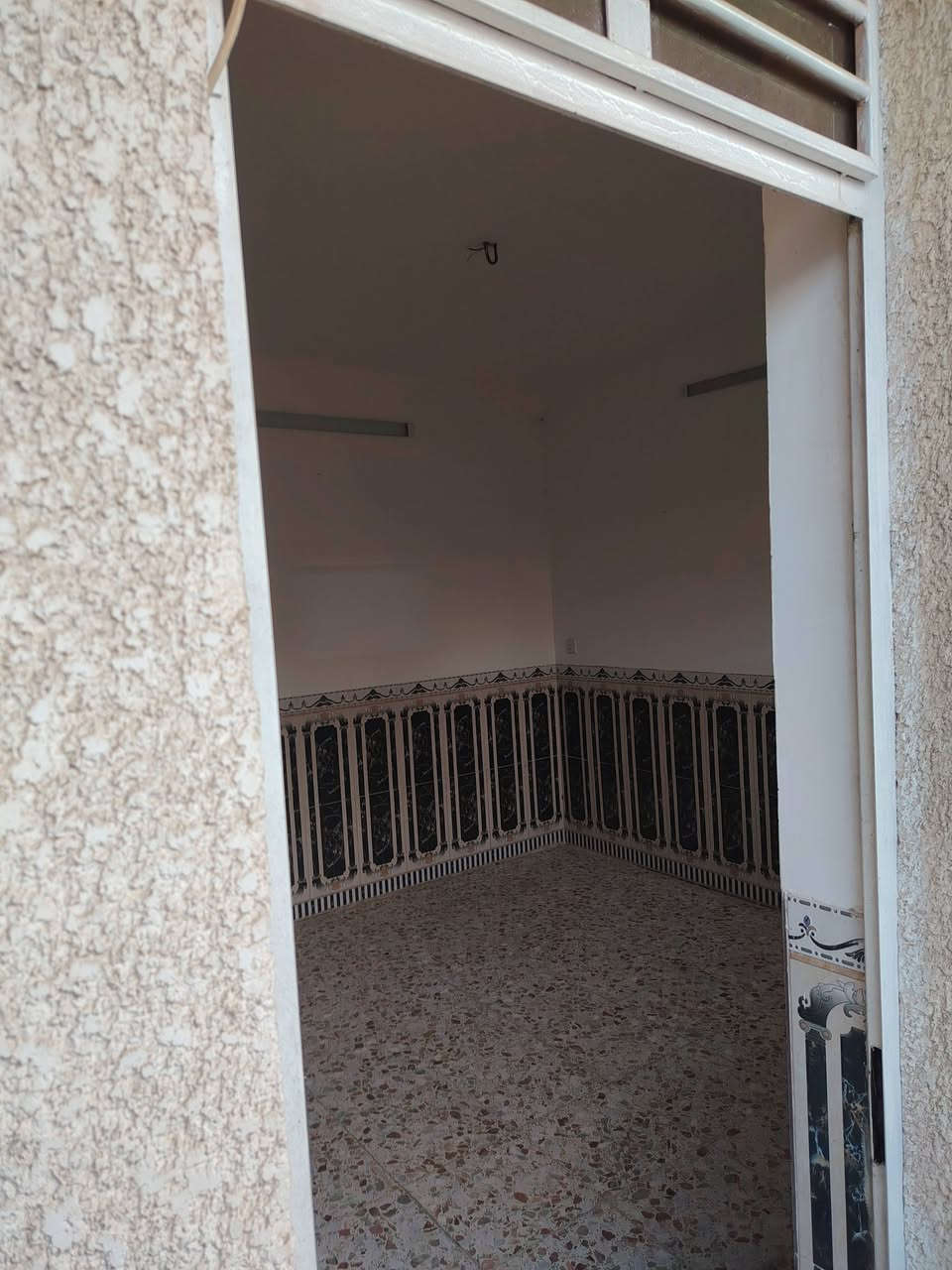 سلام عليكم بيت البيع مساحه ٦٠ متر متخلين استقبال ومطبخ وغرف عدد ٢ وصحيات داخليه ومنور كراج البيت طابو ملك صرف منطقة الانتصار مقابل مستشفى حماد شهاب سعر ٦٥ مليون ***********
