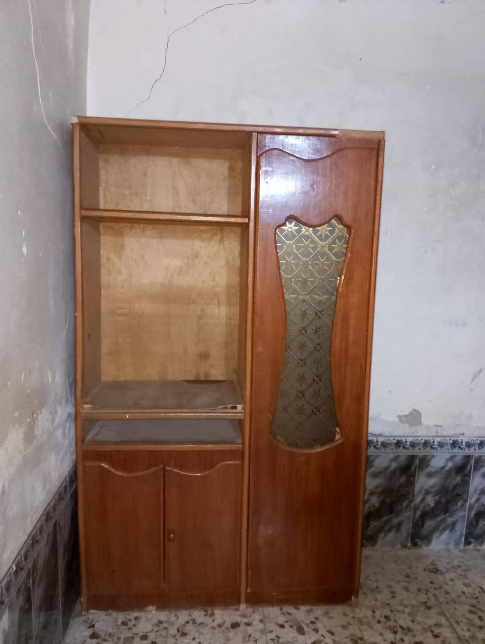 السلام عليكم
غرفه قديمه للبيع سعره ٢٥٠ 

وهذا رقمي ***********
