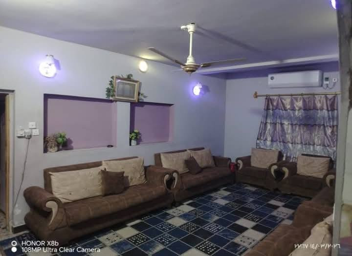 سلام عليكم 
مساحه بيت  350 مساحه بناء 150 و باقي 200كراج وحديقه واجه12 نزال 33 و غرفتين نوم
1غرفه نوم ٧×٤
2.غرفه نوم ٥×٤
حولي درج ٣×٦درج مرمر
مطبخ ٤×٤
الصاله ٦×٤
حمام٢×٤
بيتونه٣×٤
المطبخ والساحه والحمام سيراميك
***********
