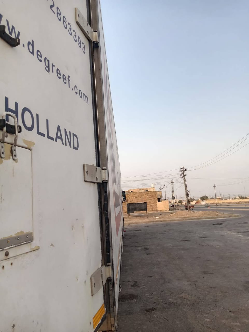 السلام عليكم
براد شمتز للبيع 
السمك خمسه 
الجهاز خير من الله 
العربانه جاهزه طخم تاير 
100$ السعر رقم
 الهاتف
***********
