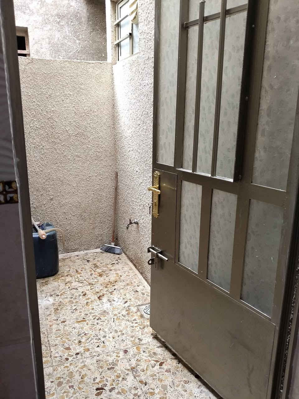 مشتمل 100متر  طابو صرف للبيع طرمه 6 متر واستقبال ومطبخ 2مناورصحيات 2×3غرفتين نوم البيت نظيف جدآ للاستفسار *********** العنوان الانتصار قريب مرور الحسينيه بغداد
